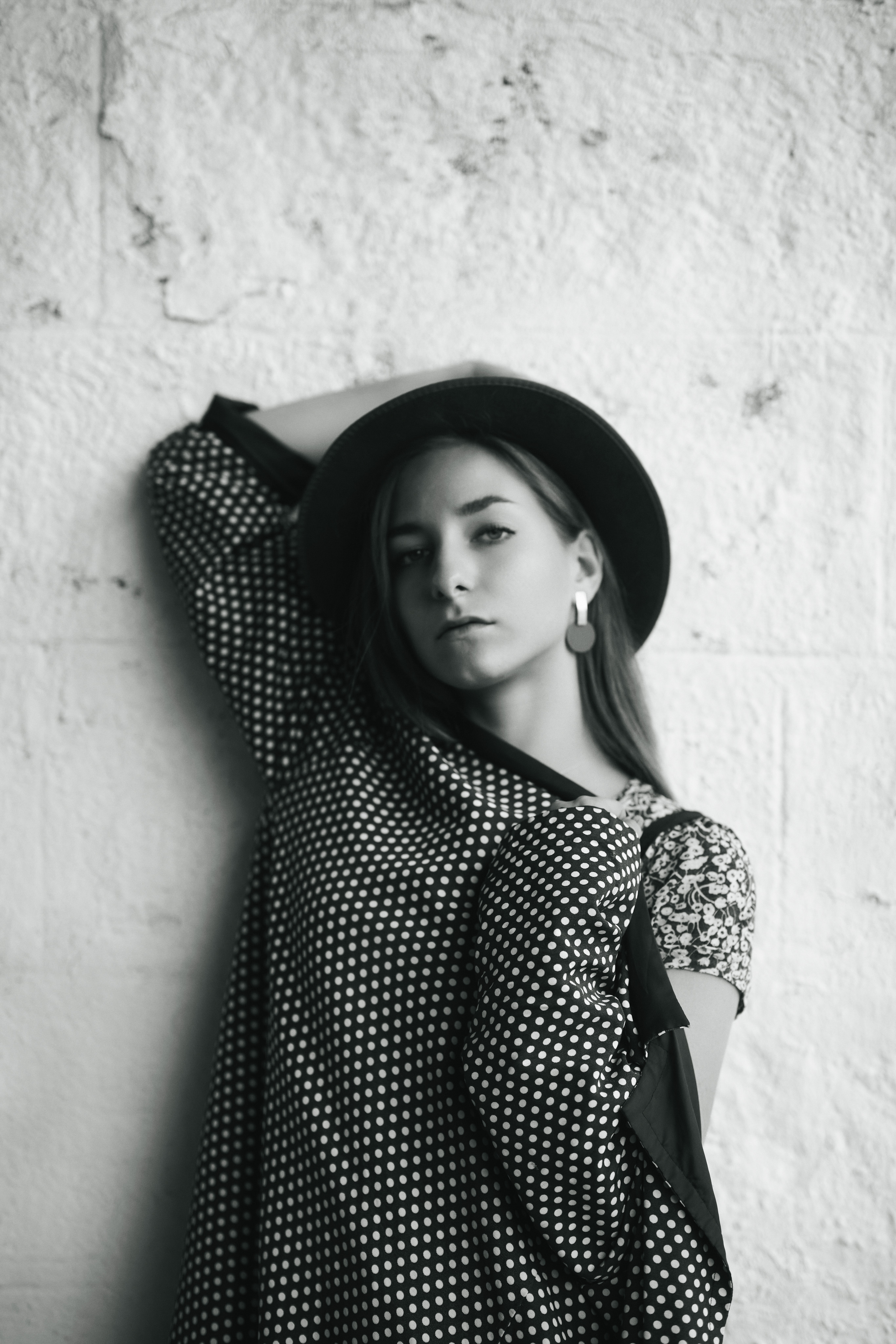 Темноволосая красавица Любовь на улице в городе в ярком платье или в стильных джинсах.