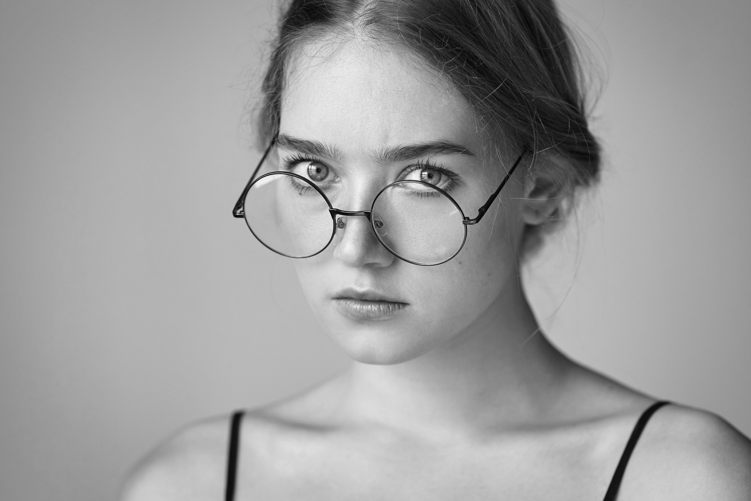 На светлом фоне студии, светловолосая модель Алиса в своей белой рубашке выглядит стильно и элегантно.