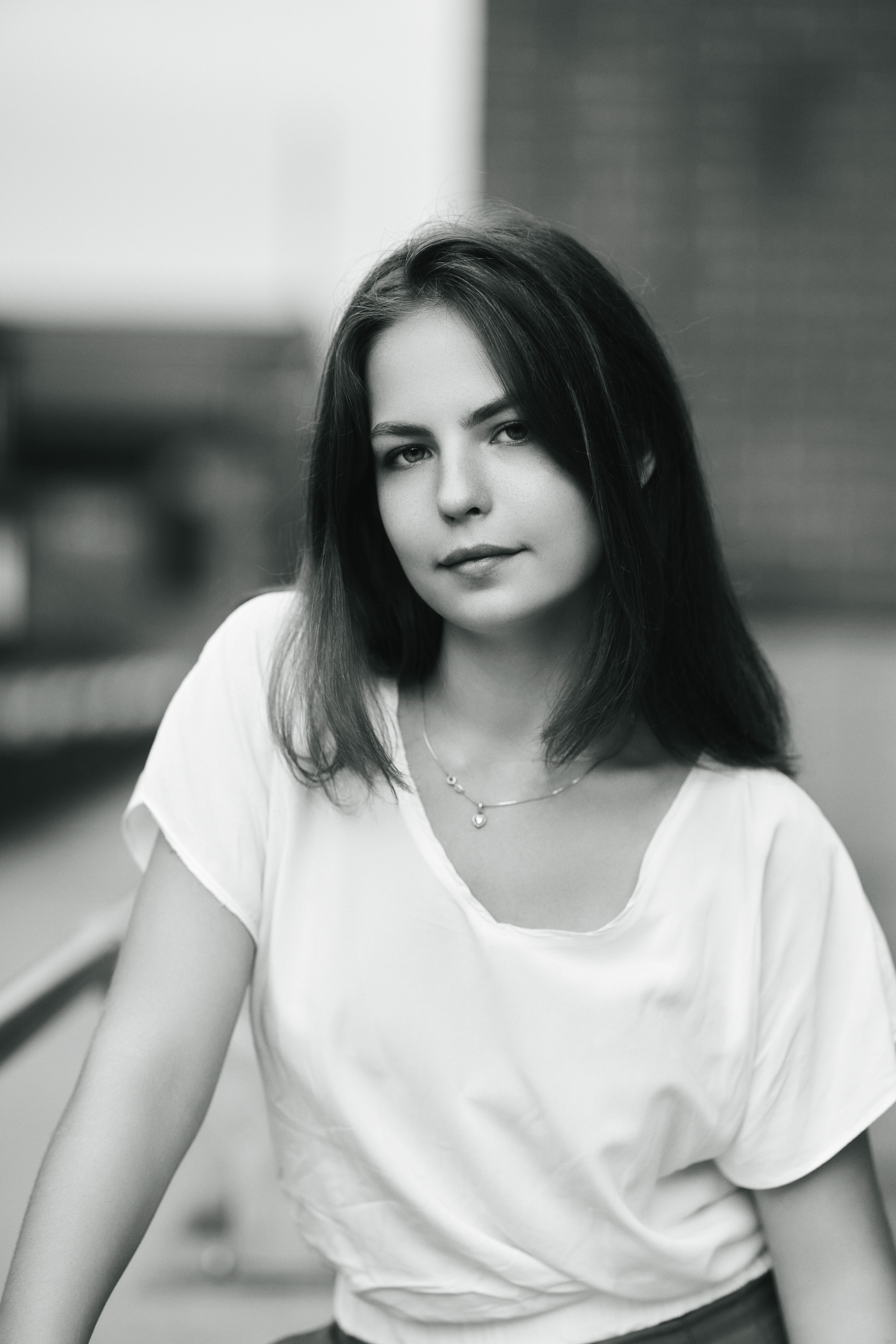 Темноволосая модель Дарья на улице Москвы в широких брюках и светлой кофте.