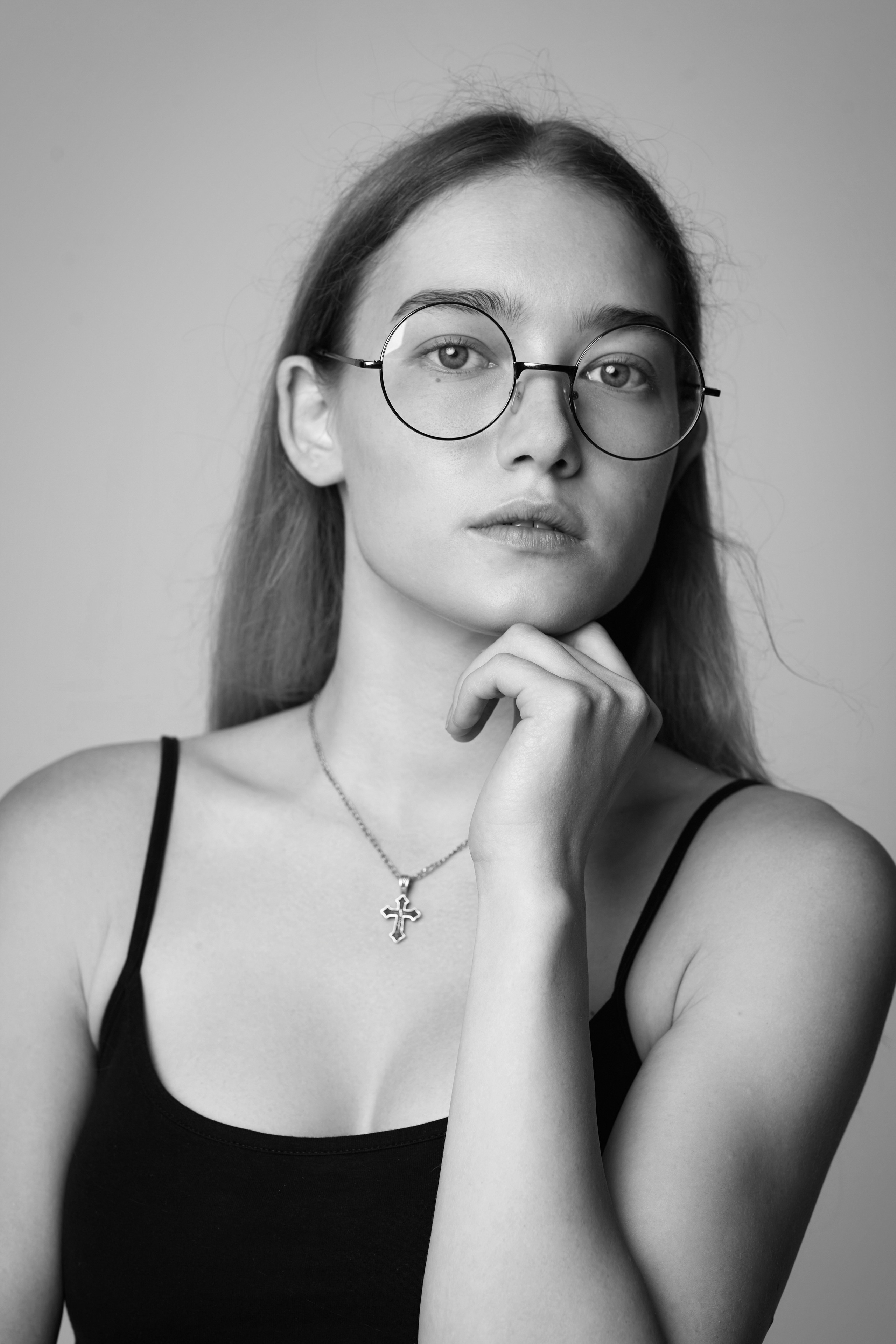 Алиса, светловолосая модель в платье, стоит на светлом фоне студии и создаёт завораживающую картину.