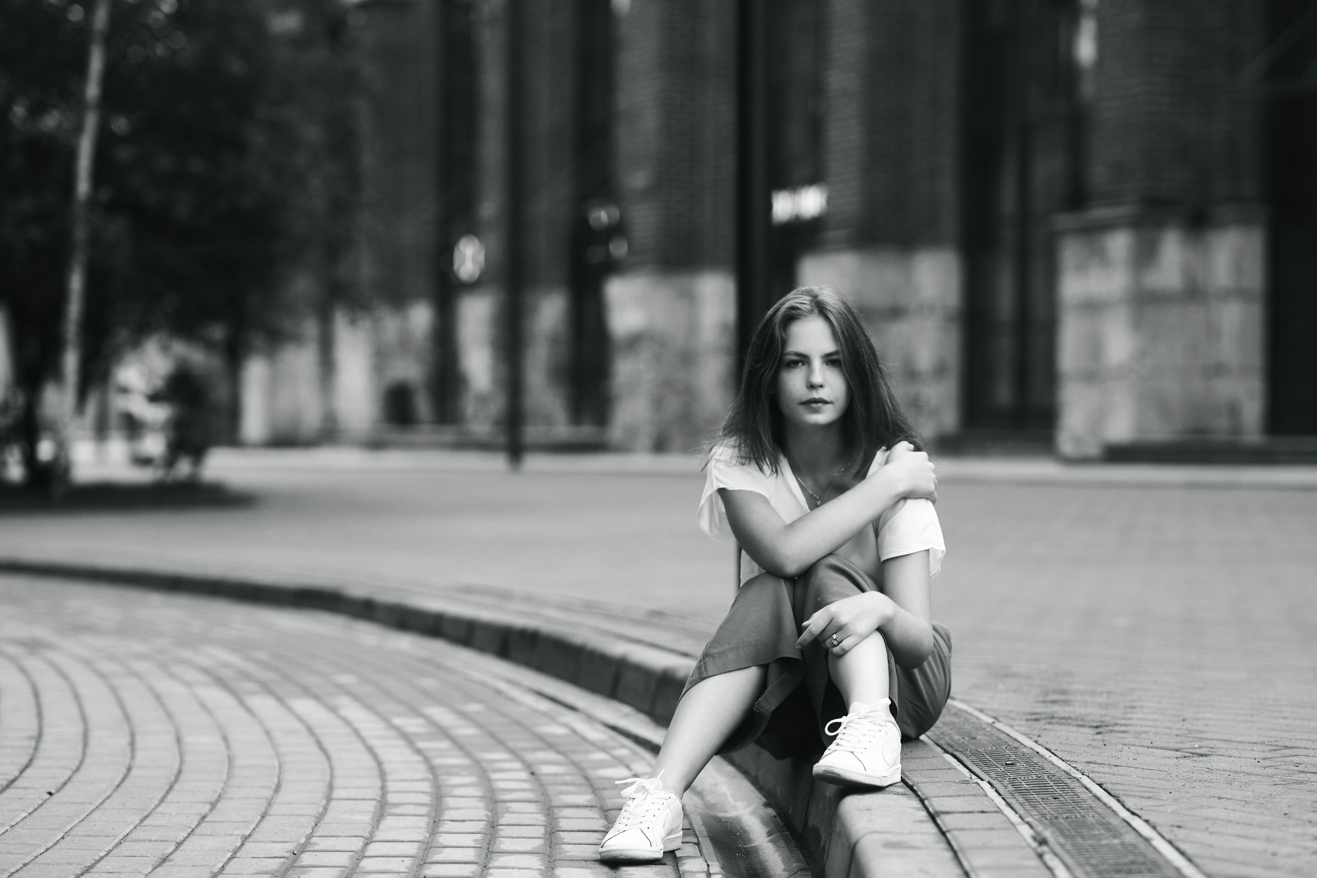 Темноволосая красавица Дарья в широких брюках на улицах Москвы