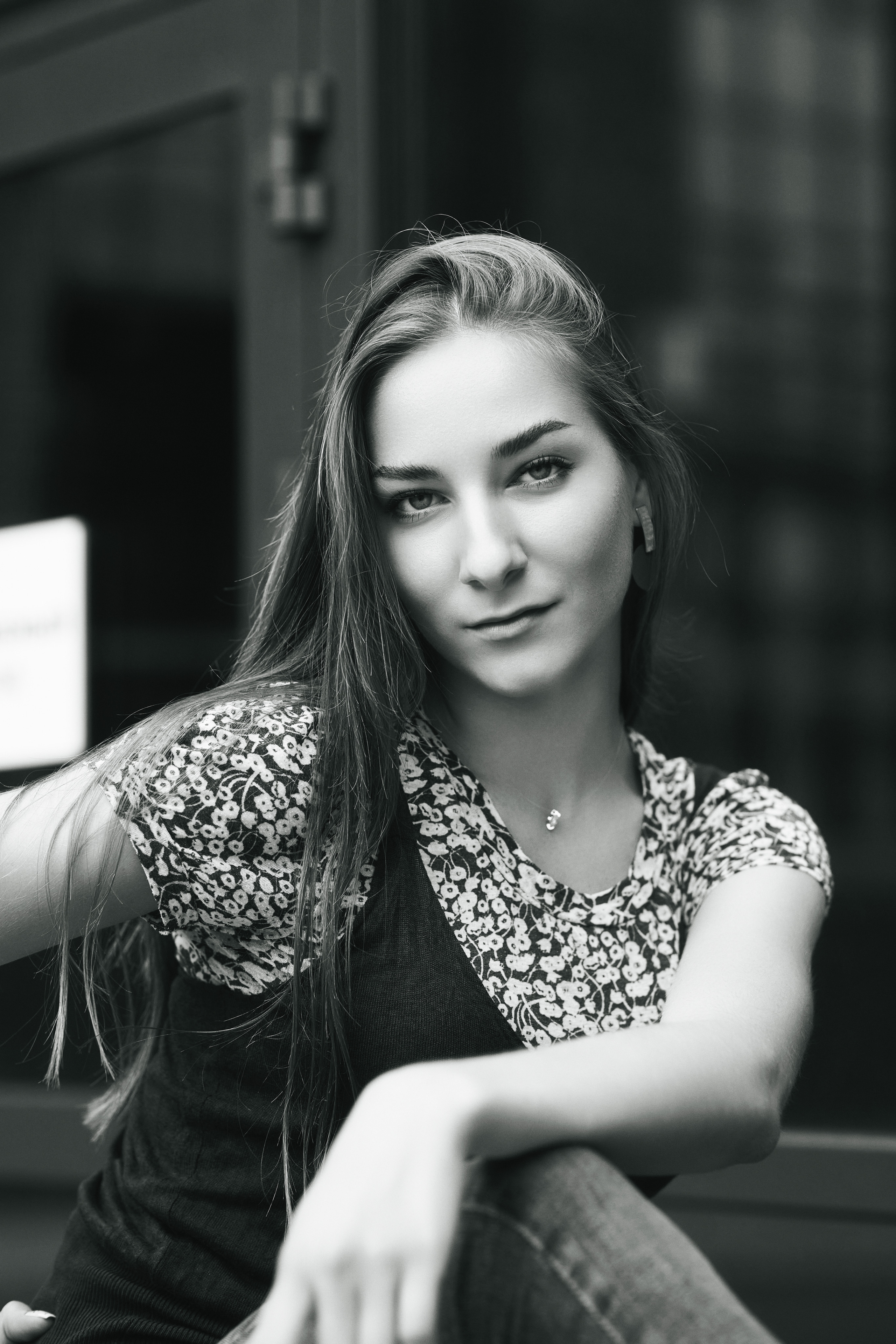 Любовь, красивая модель с темными волосами, на улице города в платье или джинсах - выберите свой образ.