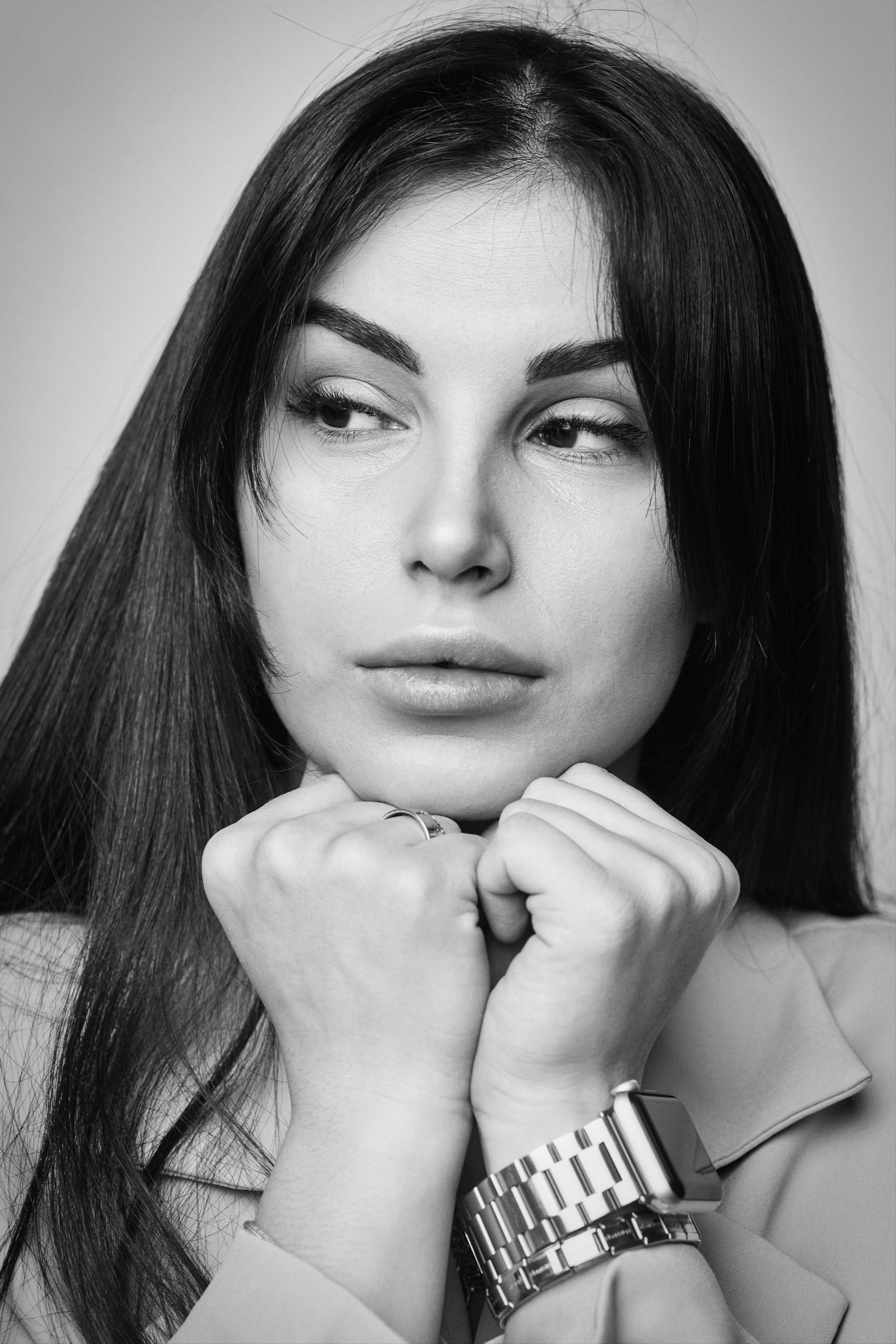 Модель Карина на светлом фоне в светлом платье