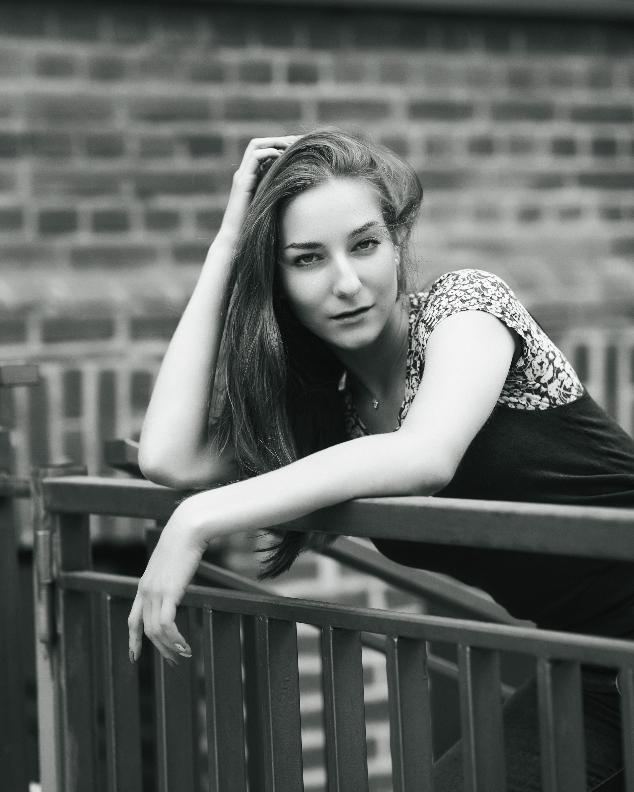 Любовь, темноволосая модель, на фоне городского пейзажа в элегантном платье или в удобных джинсах.