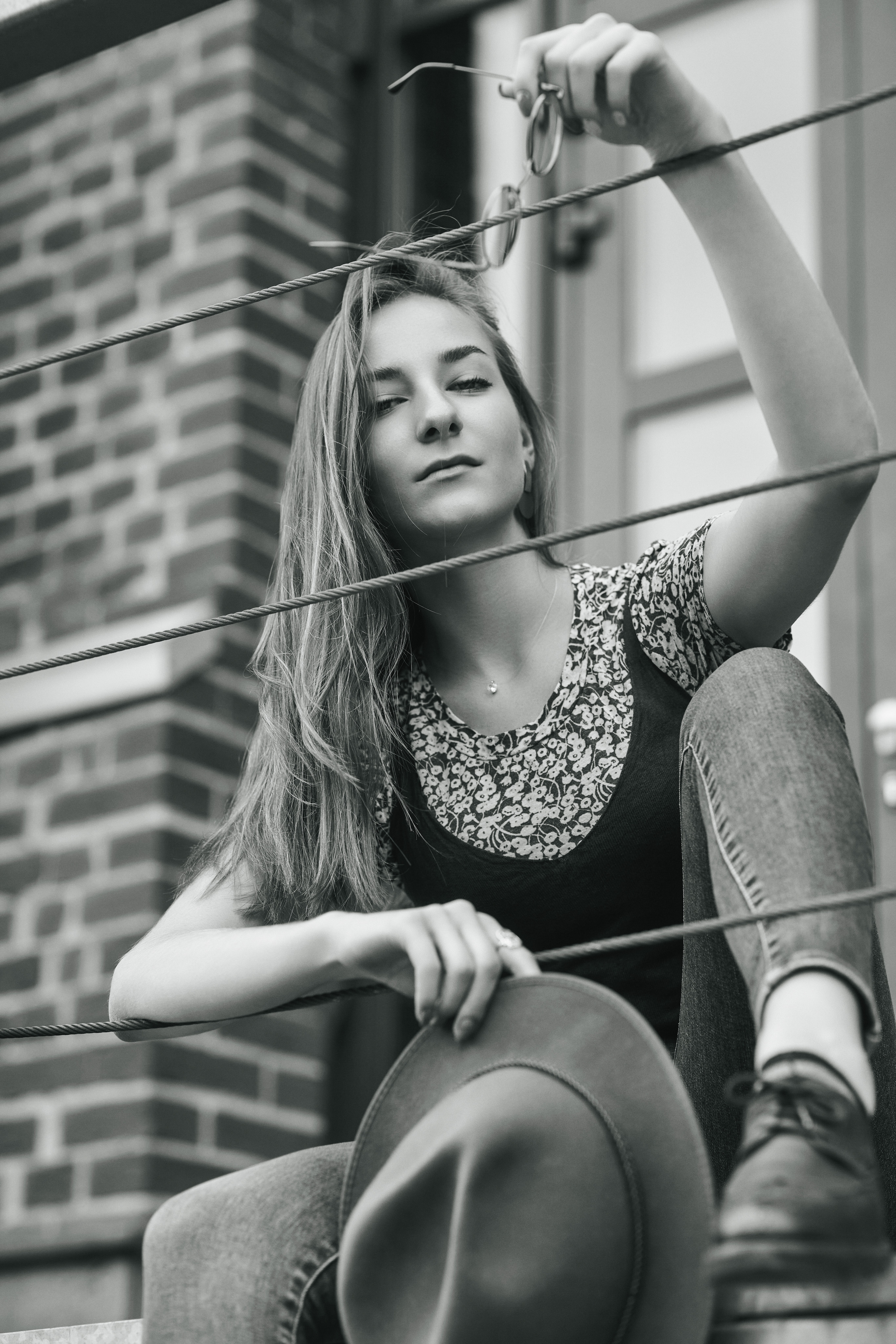 Любовь на улице города, великолепная модель в платье или джинсах.