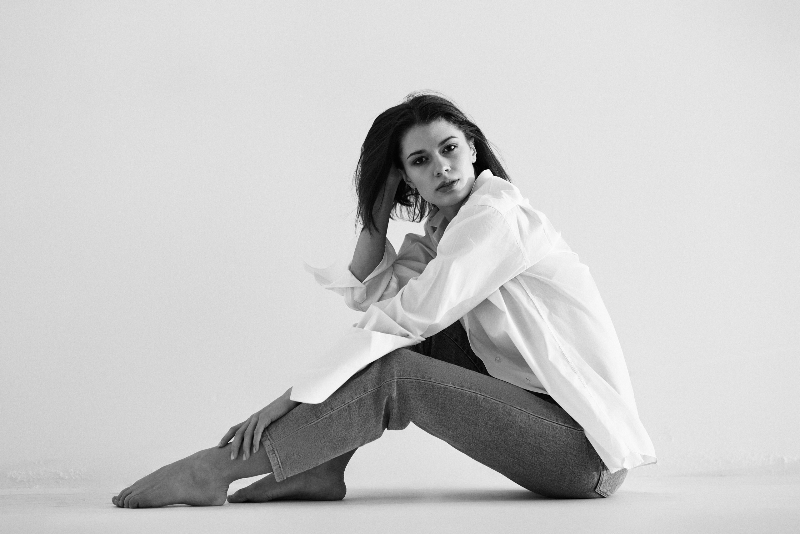 Темноволосая Софья Мисс Тула — 2020 на светлом фоне в темном костюме, смотрит уверенно и настойчиво