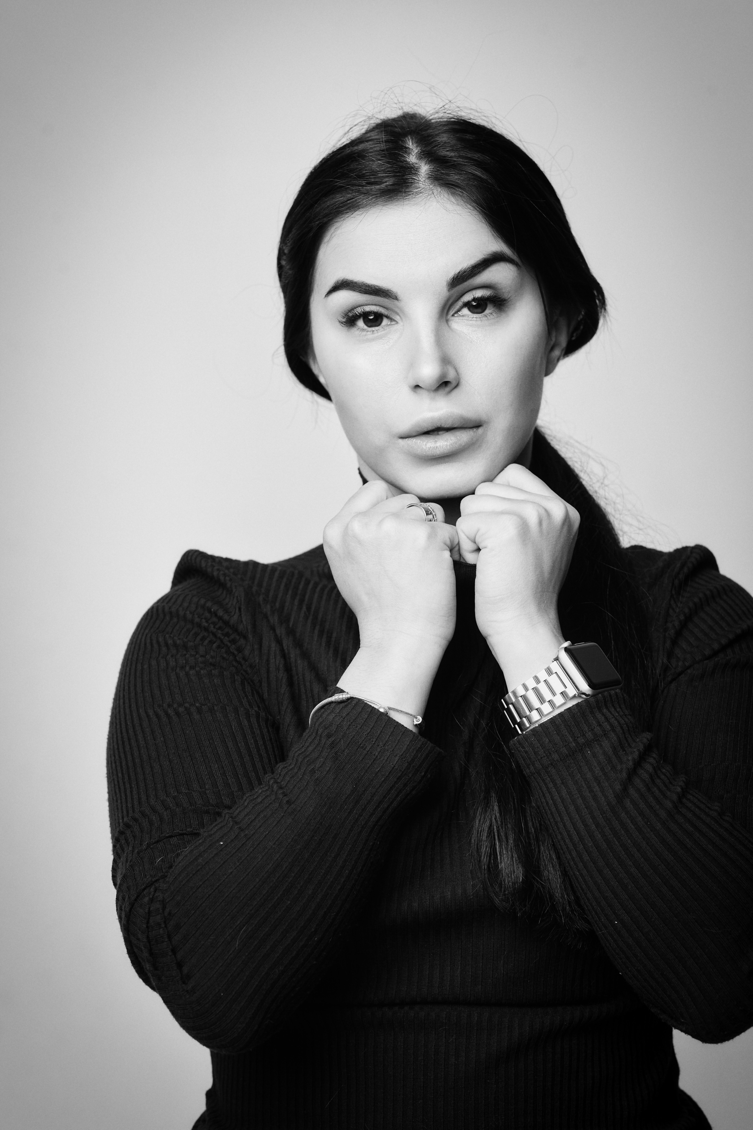 Карина в костюме на светлом фоне: изящная и сильная, смотрится просто невероятно