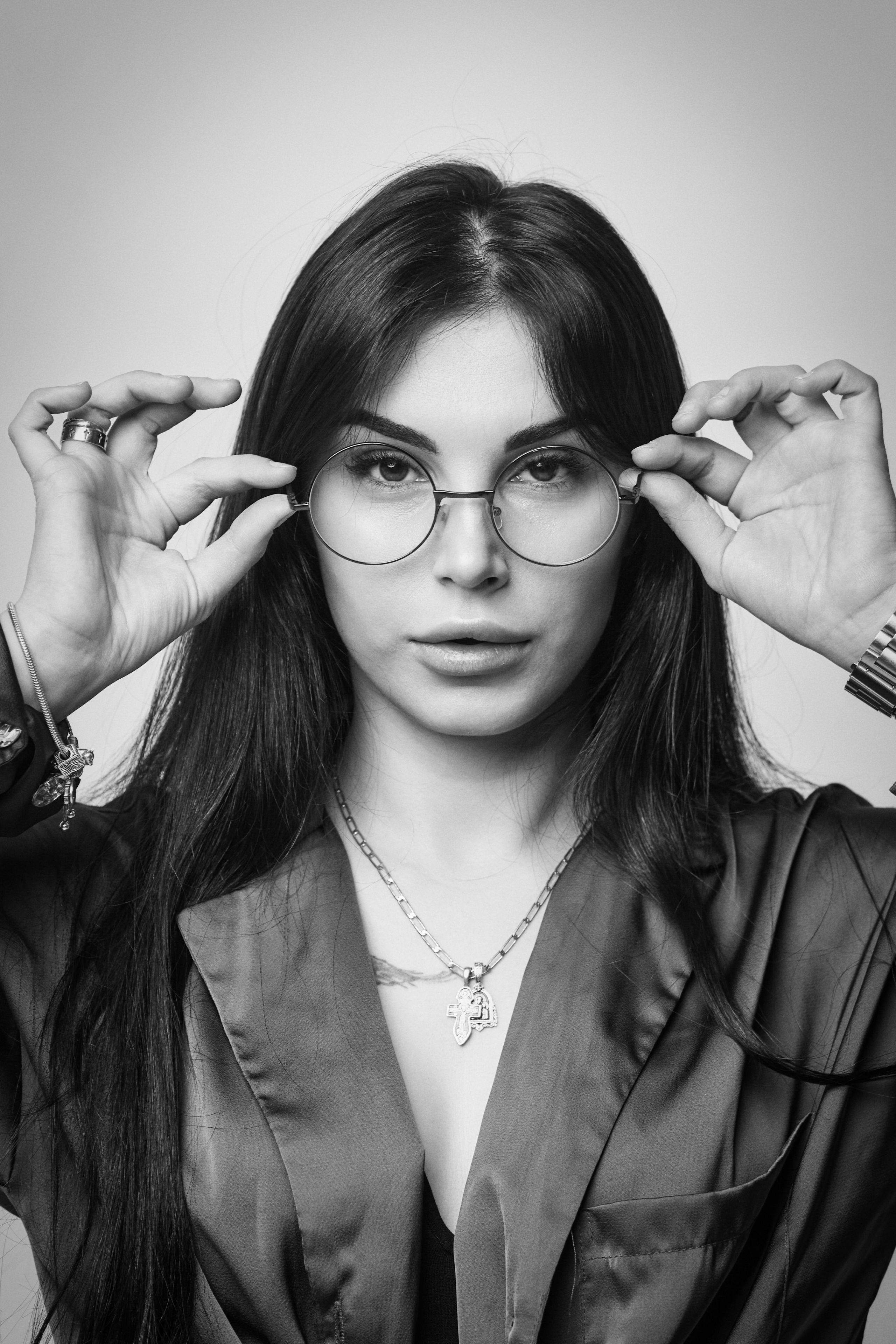 Модель Карина в светлом платье на светлом фоне