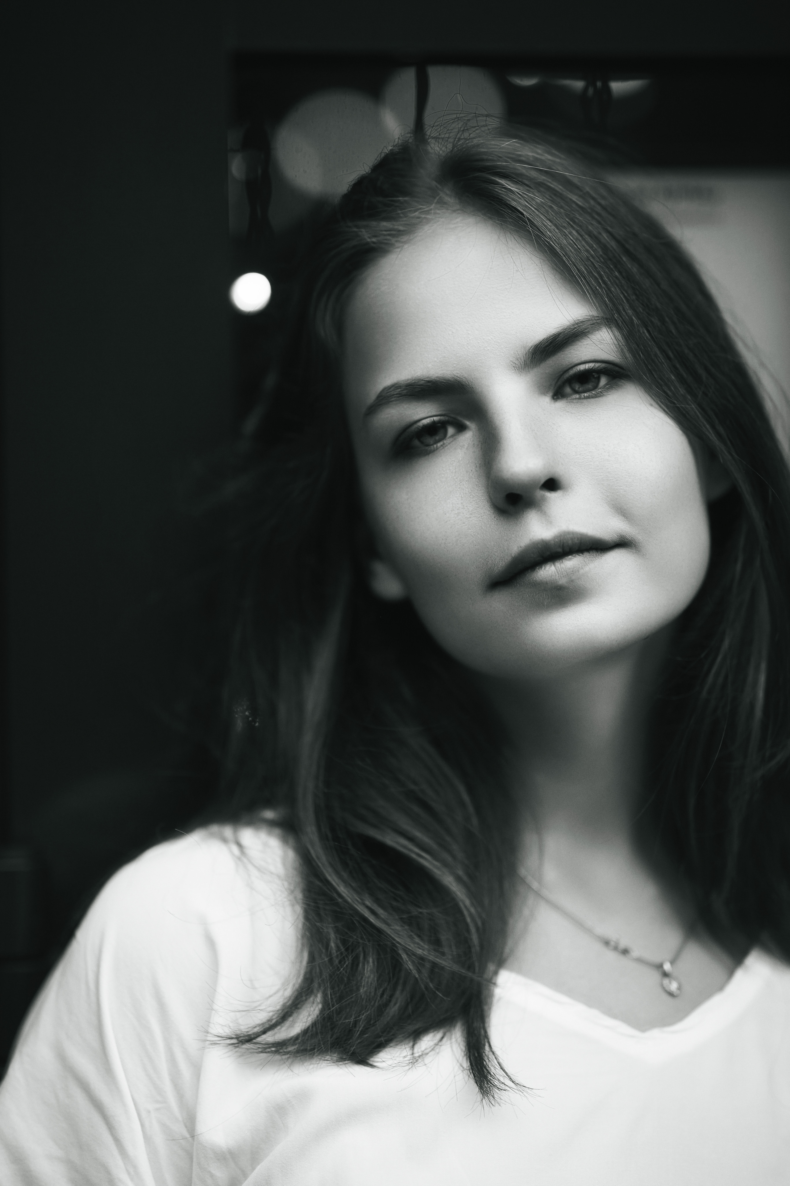 Модель Дарья в светлой кофте на улице города Москвы