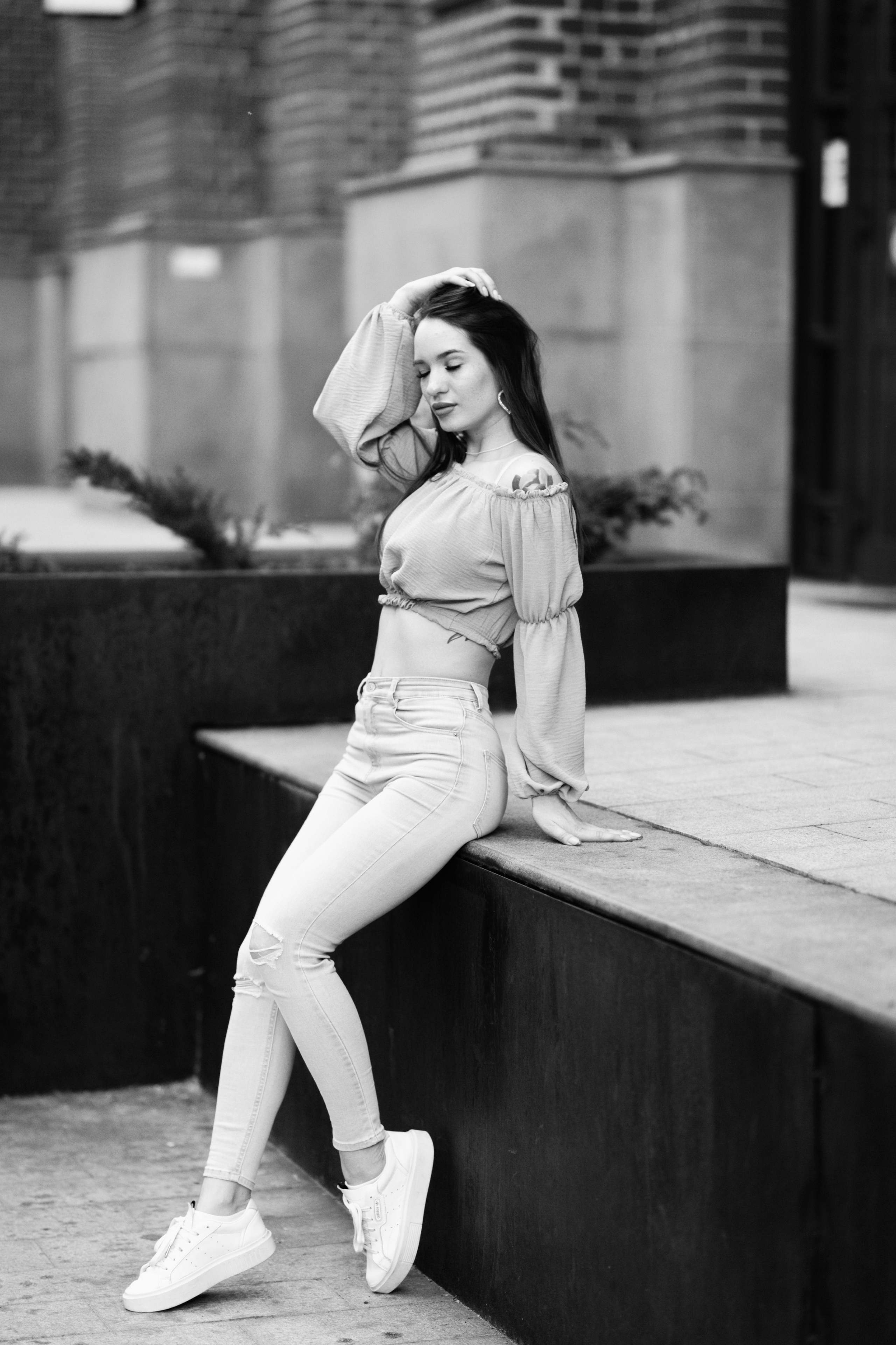 Модель Маша в джинсах или платье на улице в Москве.