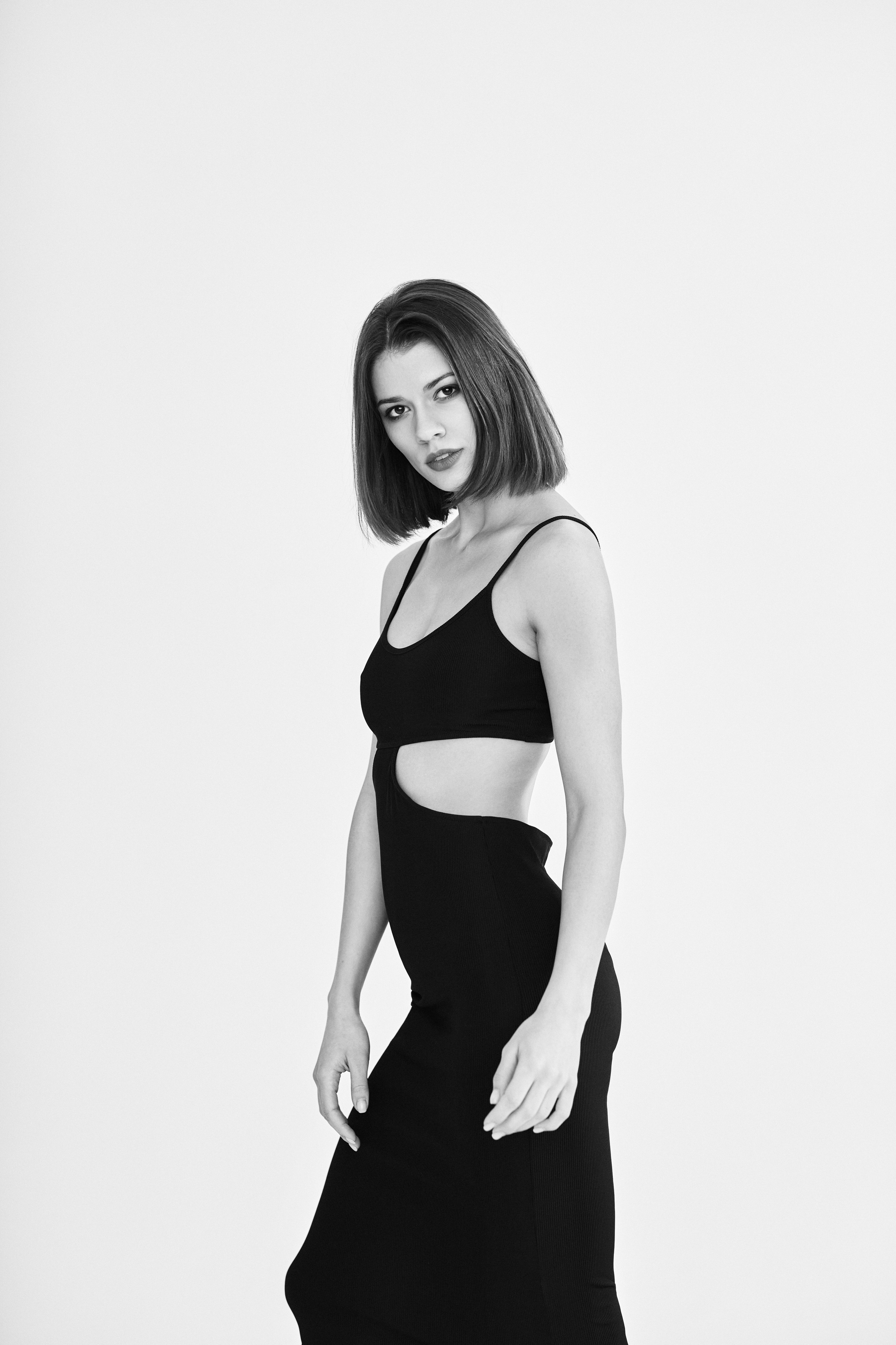 Фото темноволосой модели Софьи Мисс Тула — 2020 на светлом фоне в голубом костюме