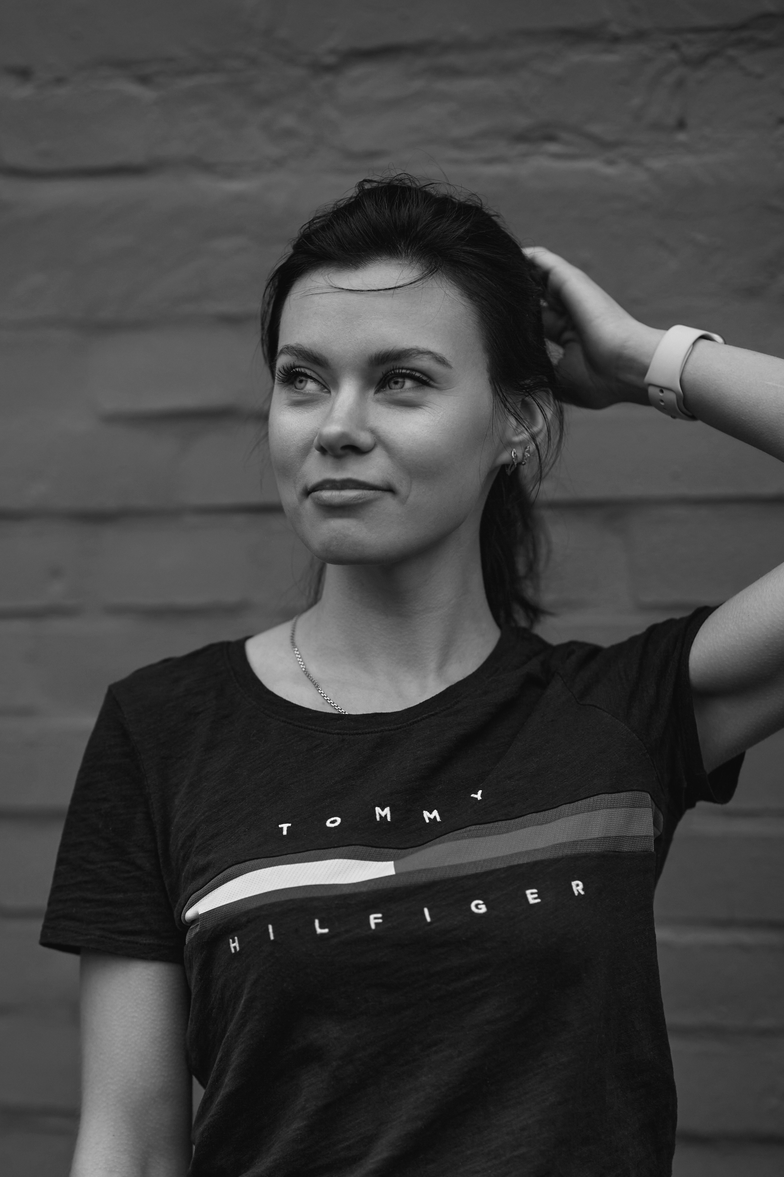 Фотограф в Москве проводит портретную фотосессию на улице.