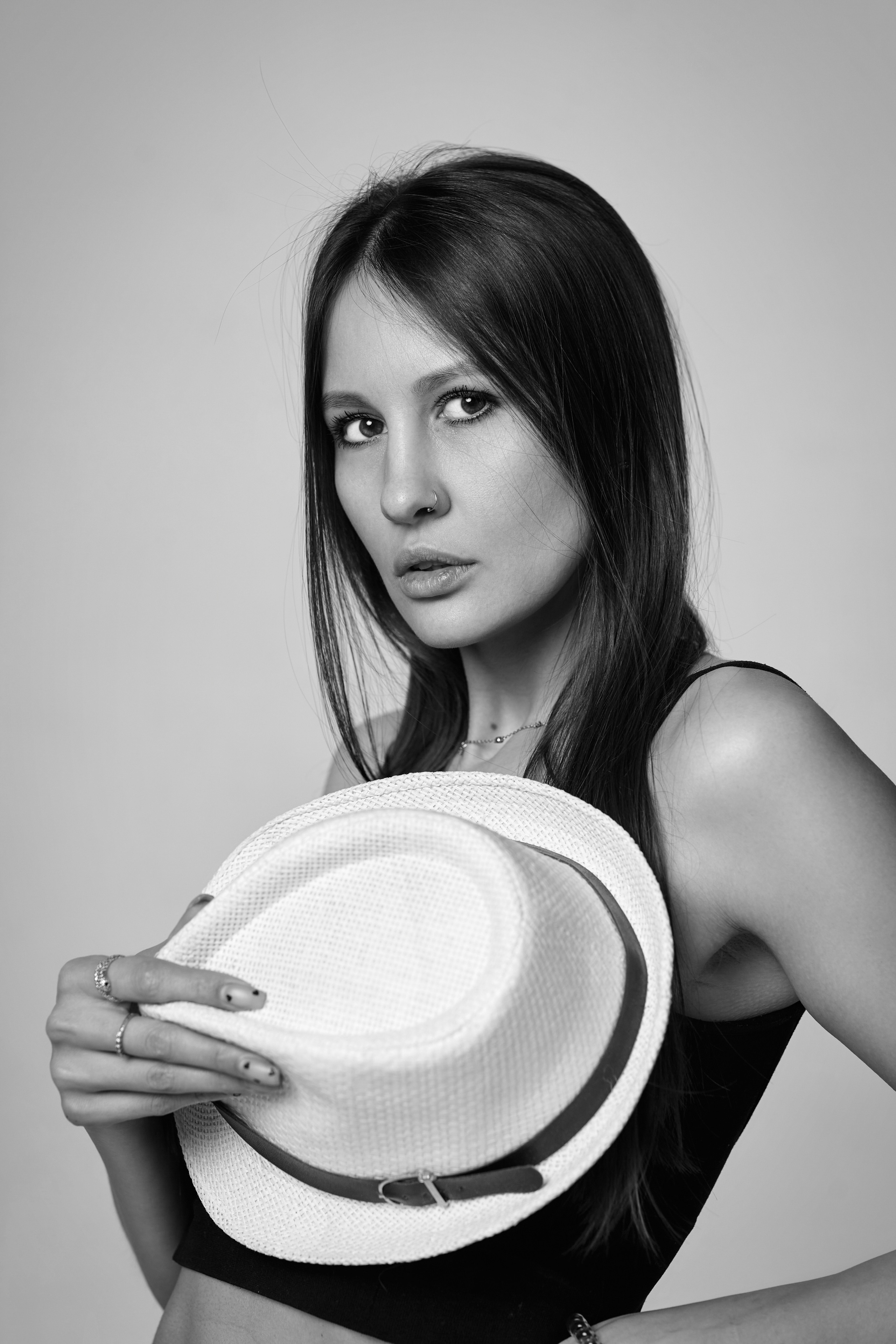 Девушка с темными волосами на темном фоне в студии