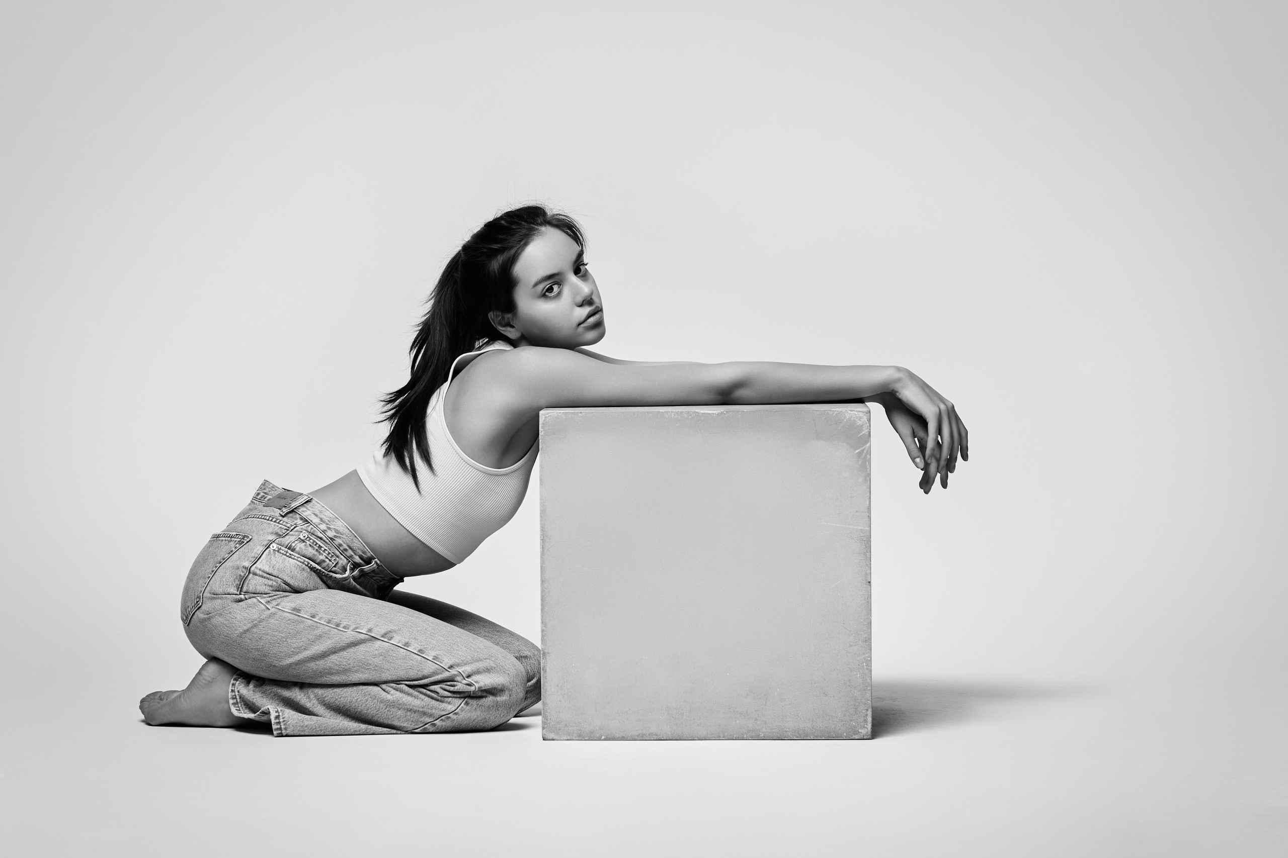 В рубашке на светлом фоне темноволосая модель Амина выглядит элегантно и сдержанно.