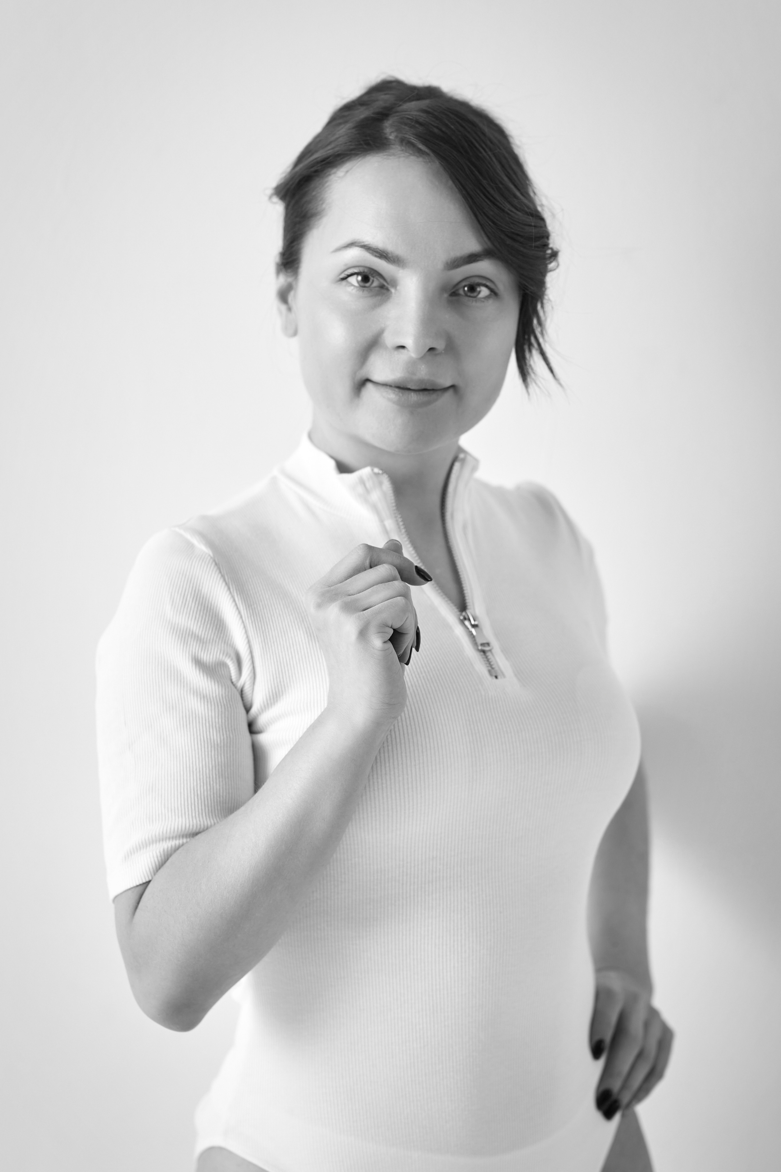 Темноволосая модель Татьяна на светлом фоне в разных нарядах.