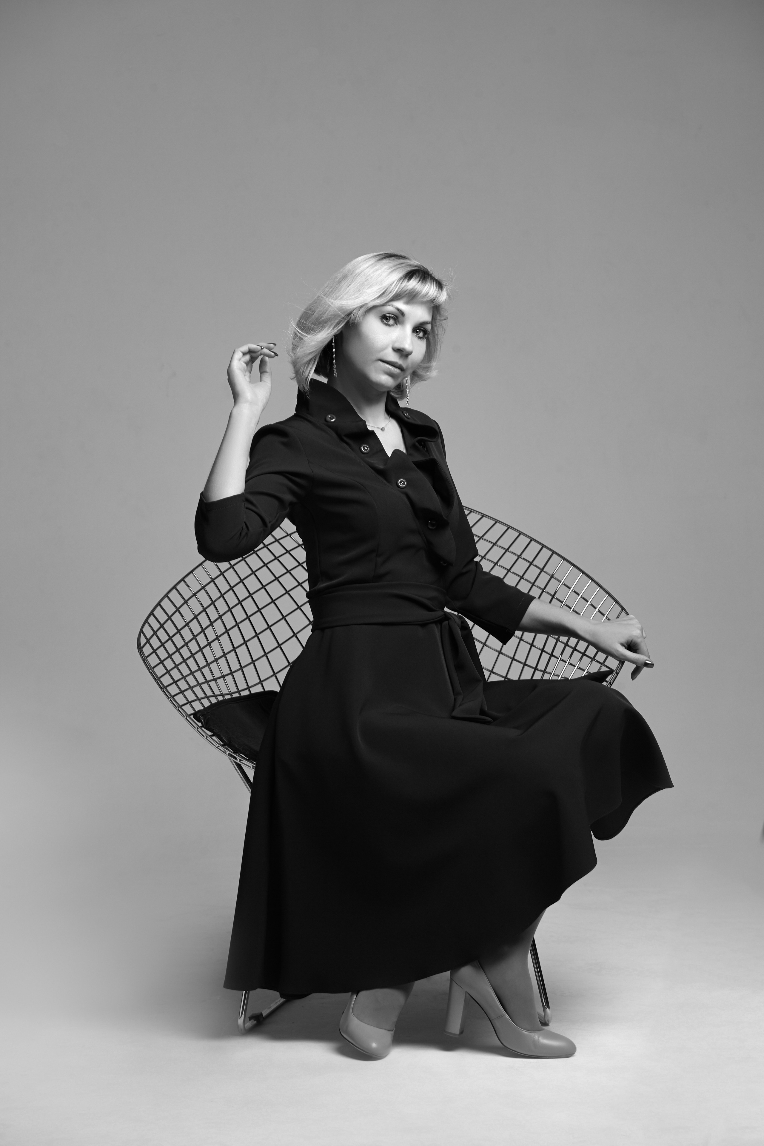 Светловолосая девушка Анастасия в элегантном платье на светлом фоне