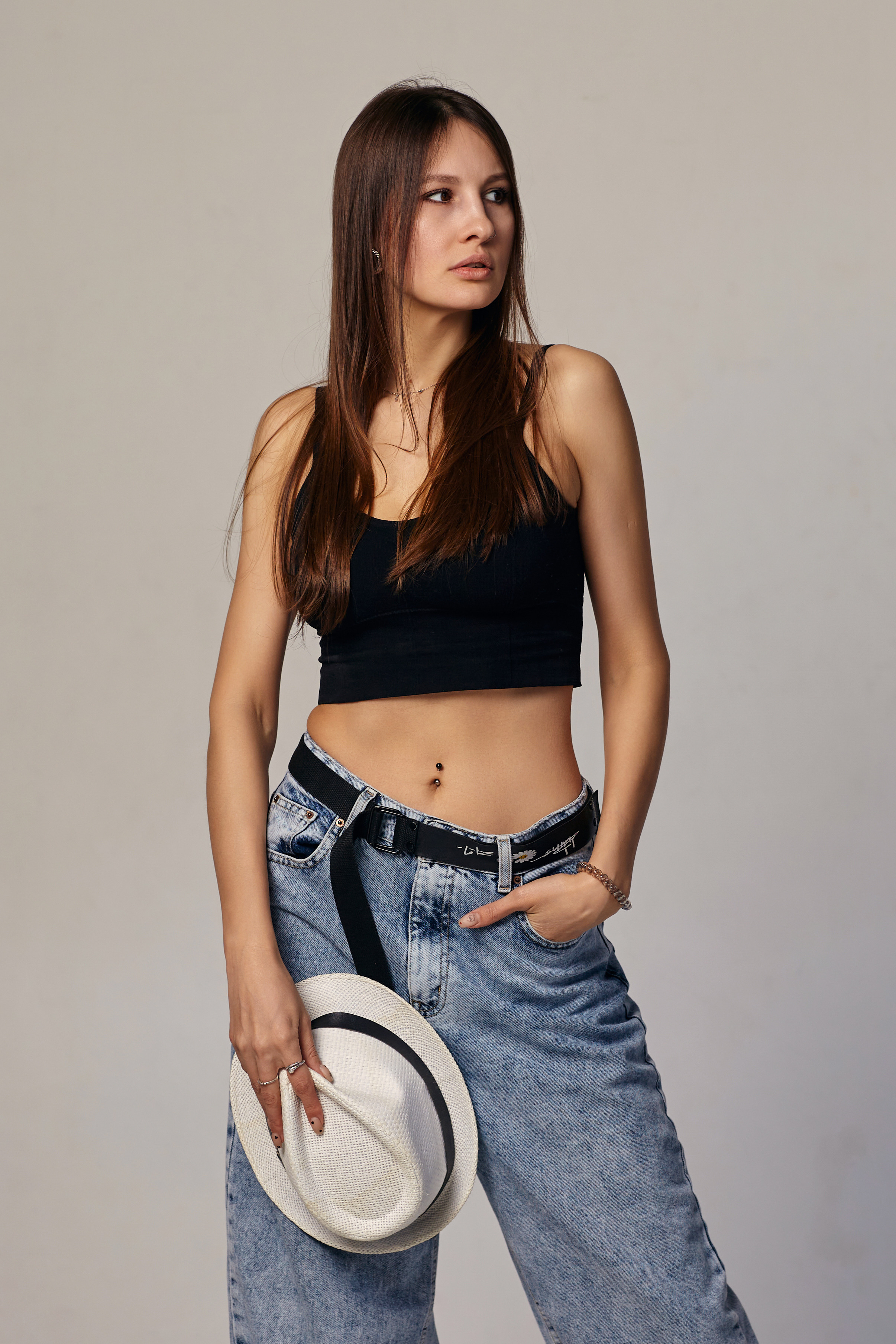 Темноволосая красавица в фотостудии на темном фоне