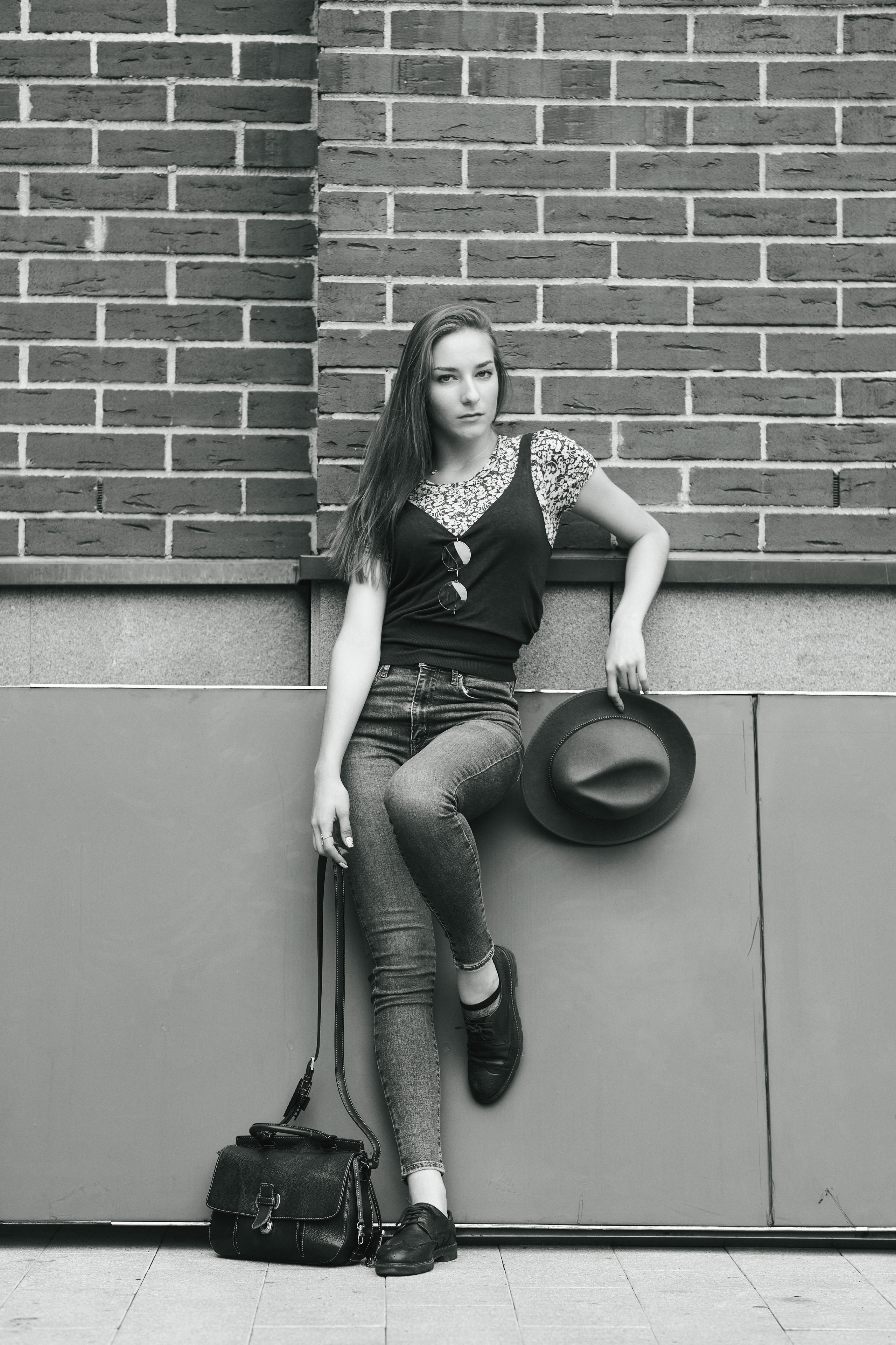 Модель Любовь на улице города в платье, которое сочетает в себе стиль и элегантность.