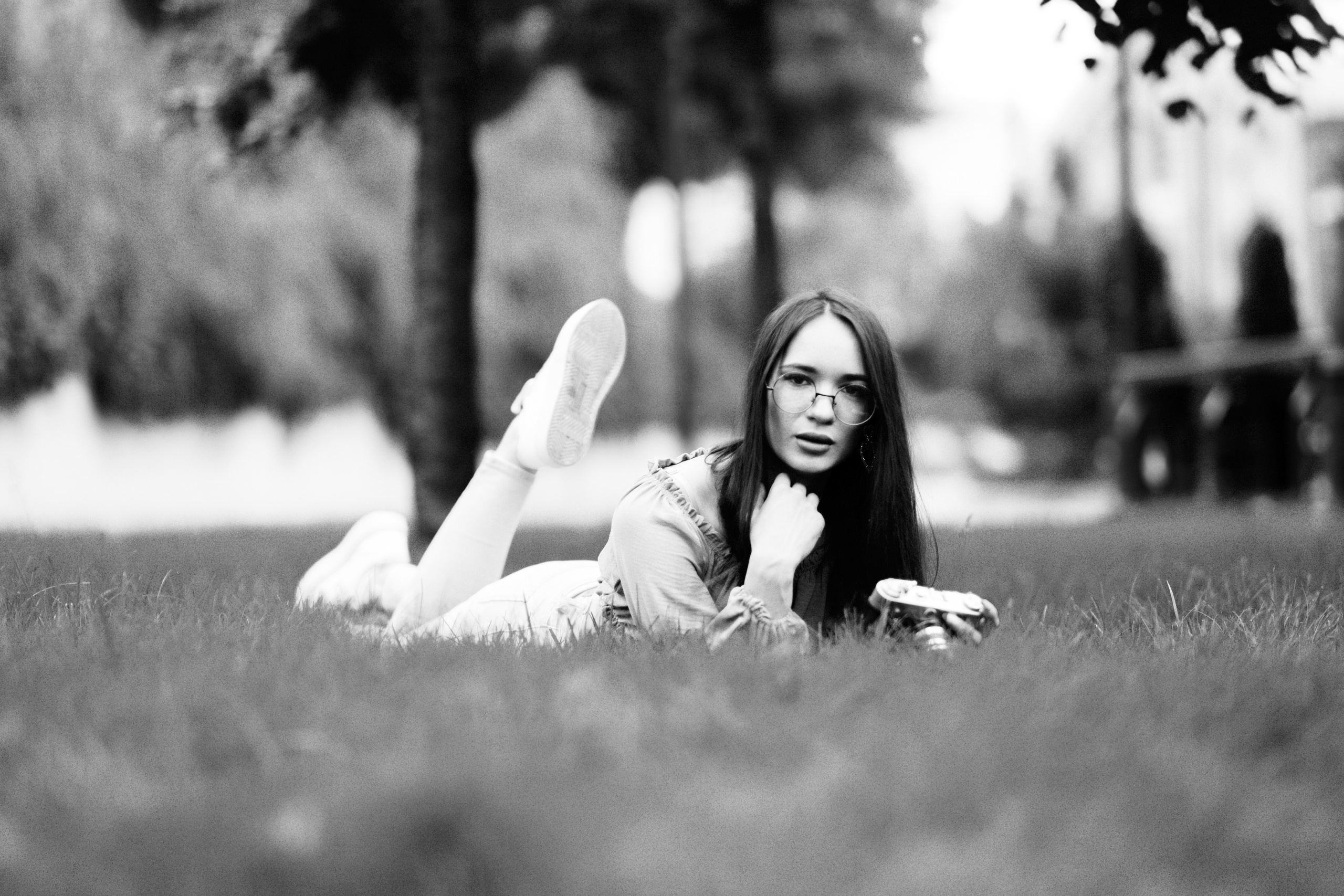 Модель Маша с темными волосами на фоне города Москвы в наряде на выбор.