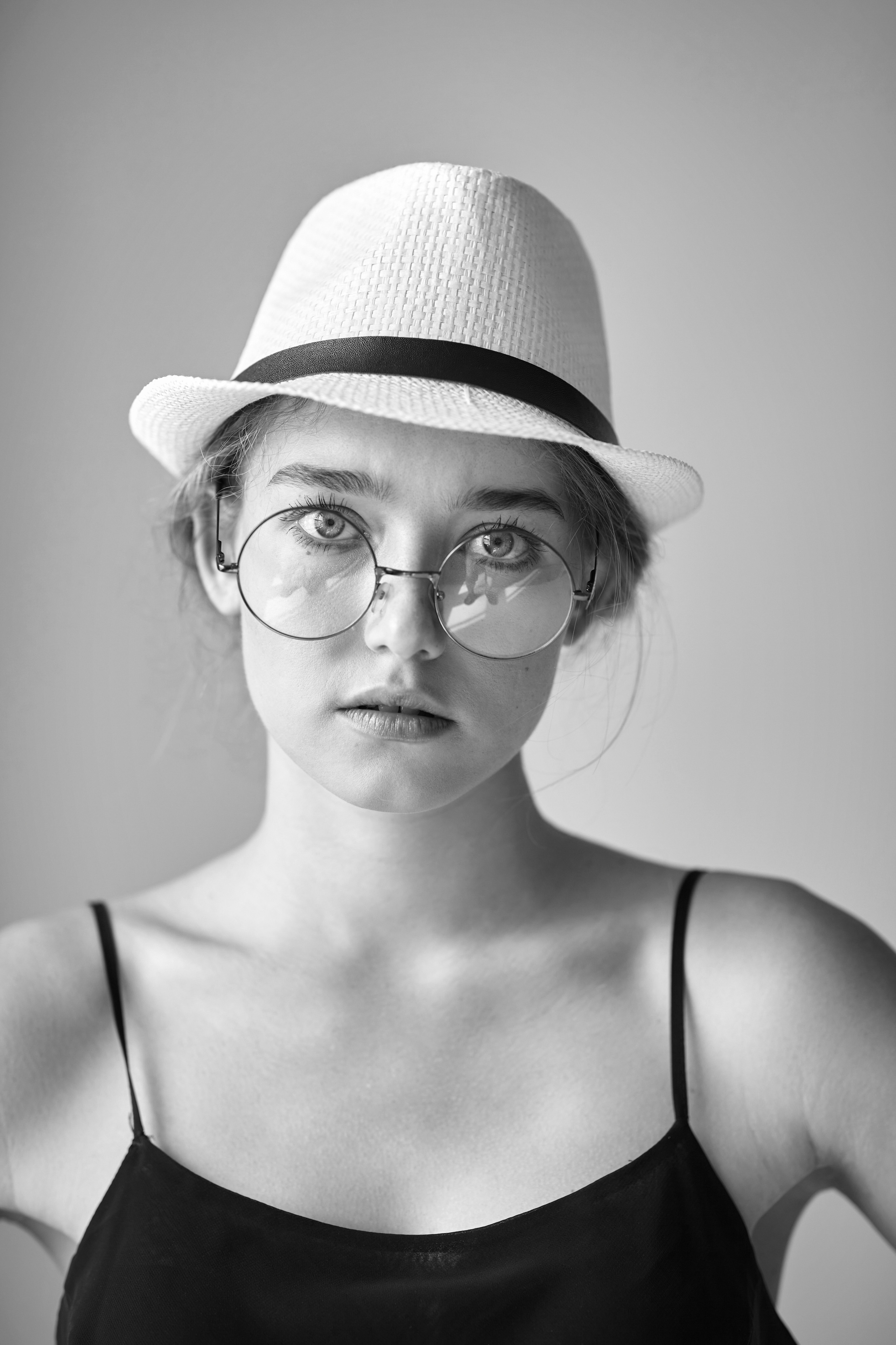 Светловолосая модель Алиса в студии на светлом фоне в простом, но элегантном платье.