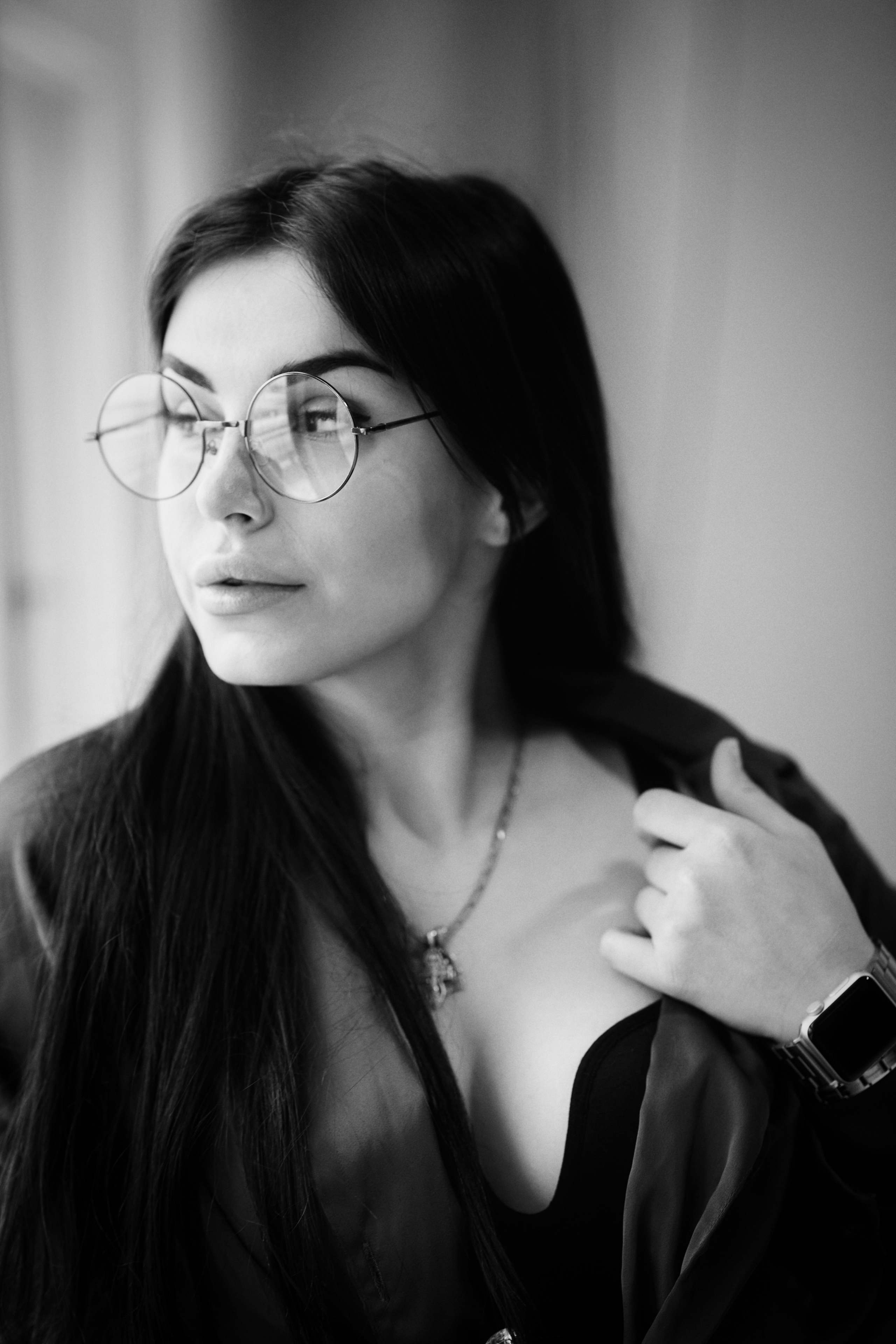 Модель Карина в платье на светлом фоне, создающее нежный образ.