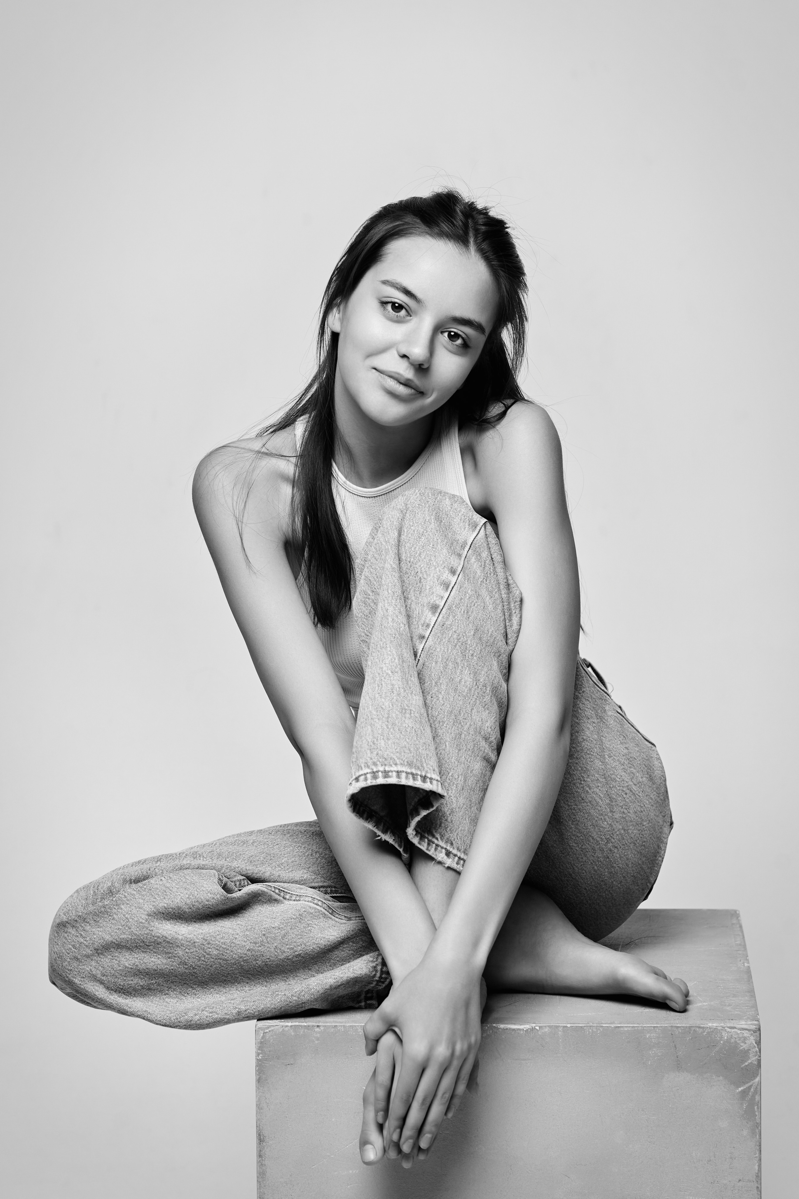 В топике на светлом фоне темноволосая модель Амина выглядит привлекательно и модно.