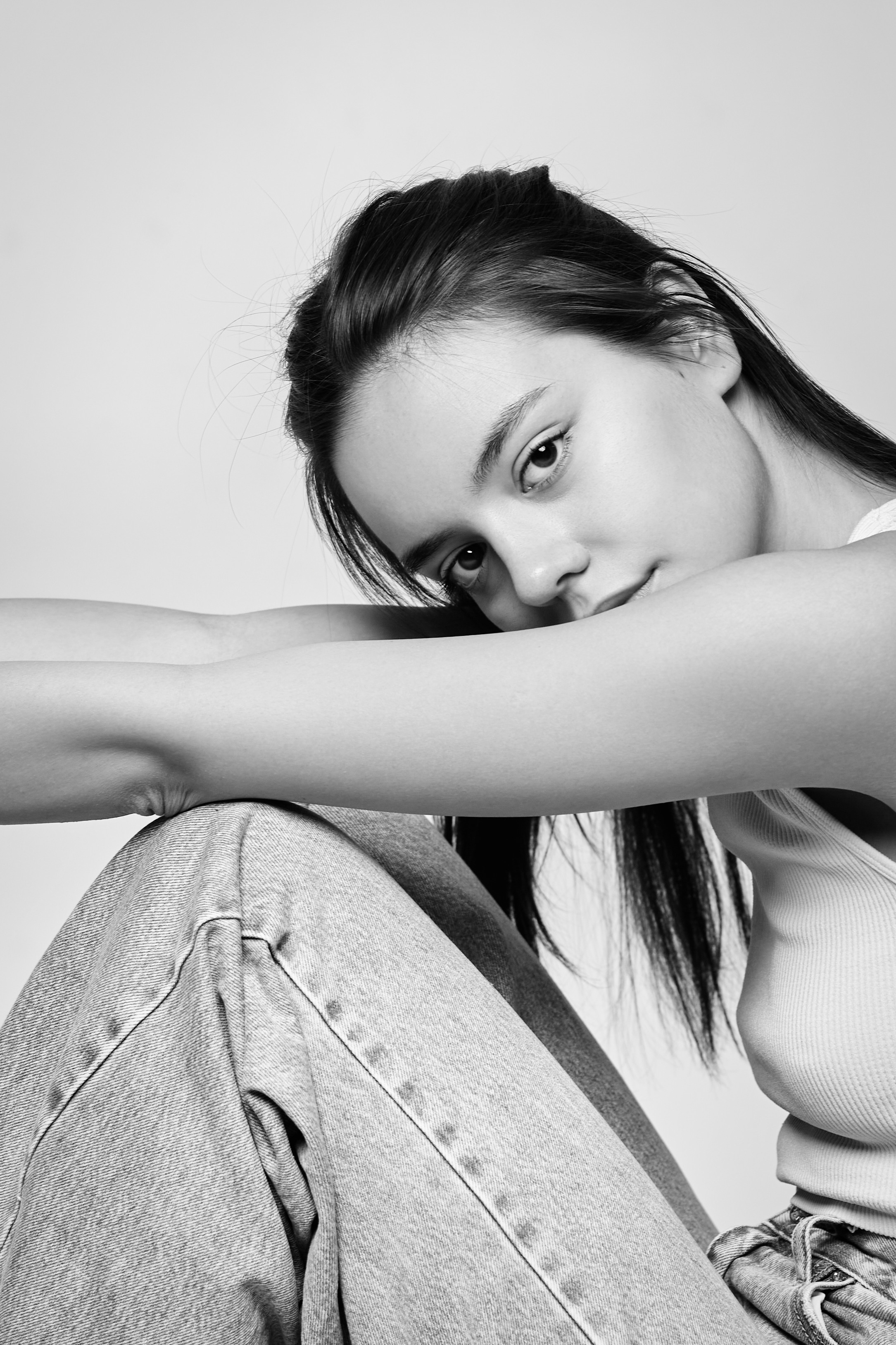 В топике на светлом фоне темноволосая модель Амина выглядит модно и ярко.