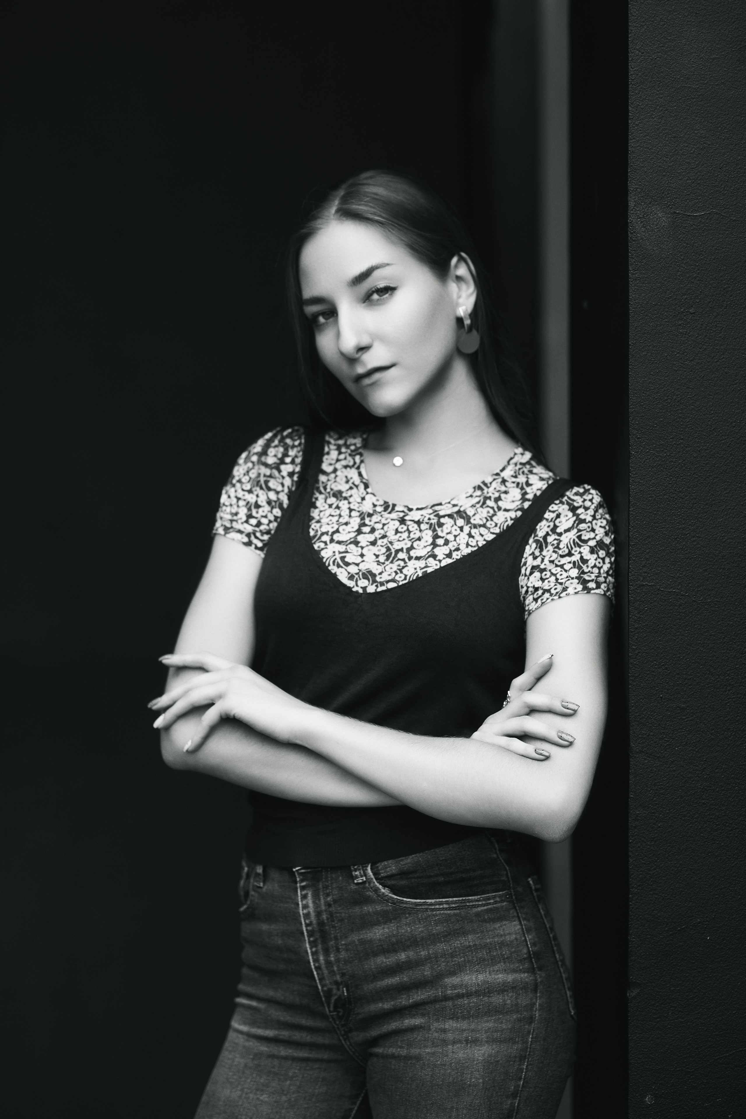 Любовь на фоне городской среды, в платье или джинсах, выглядит прекрасно.