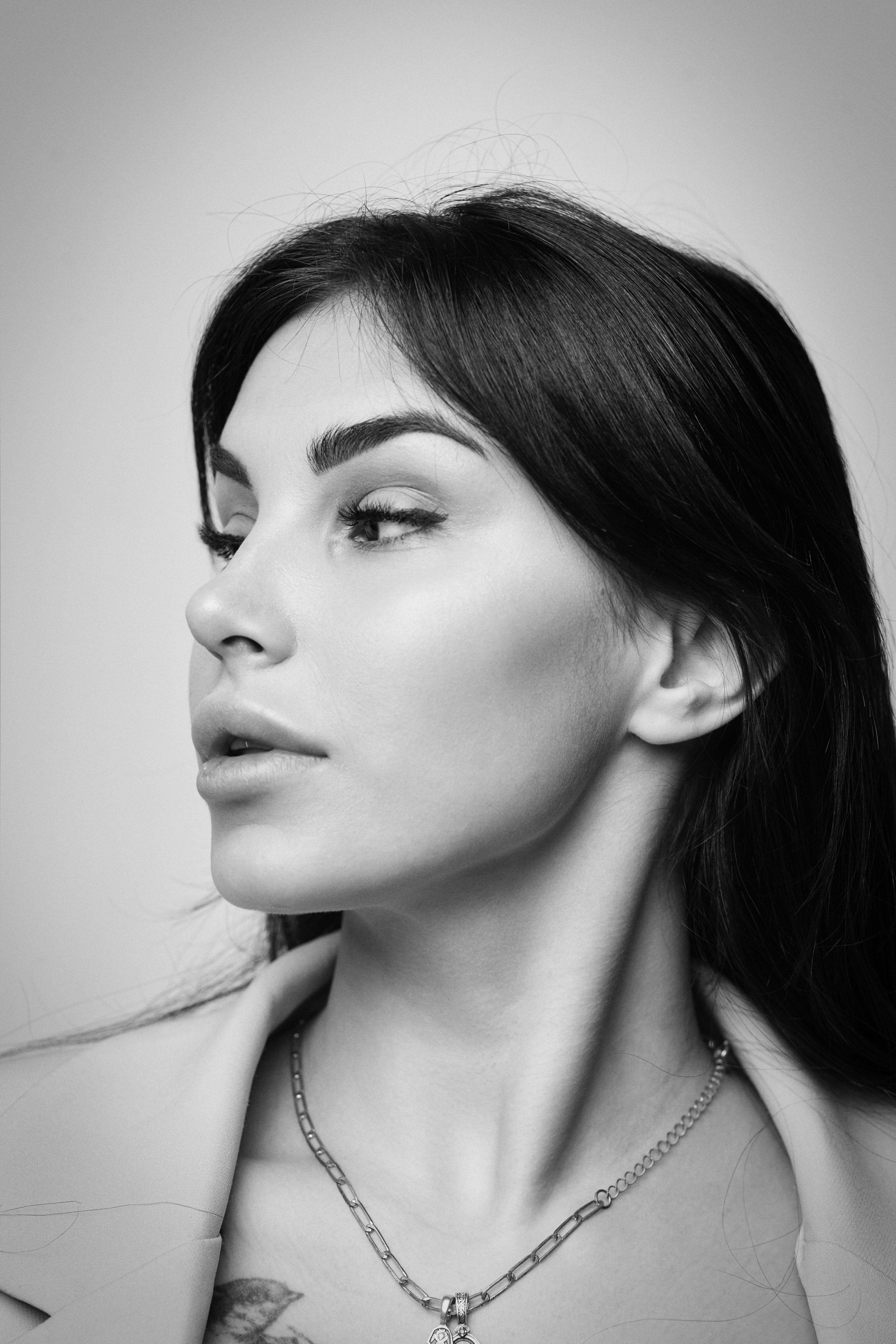 Карина в студии на светлом фоне в платье и балетках, изящный и простой образ