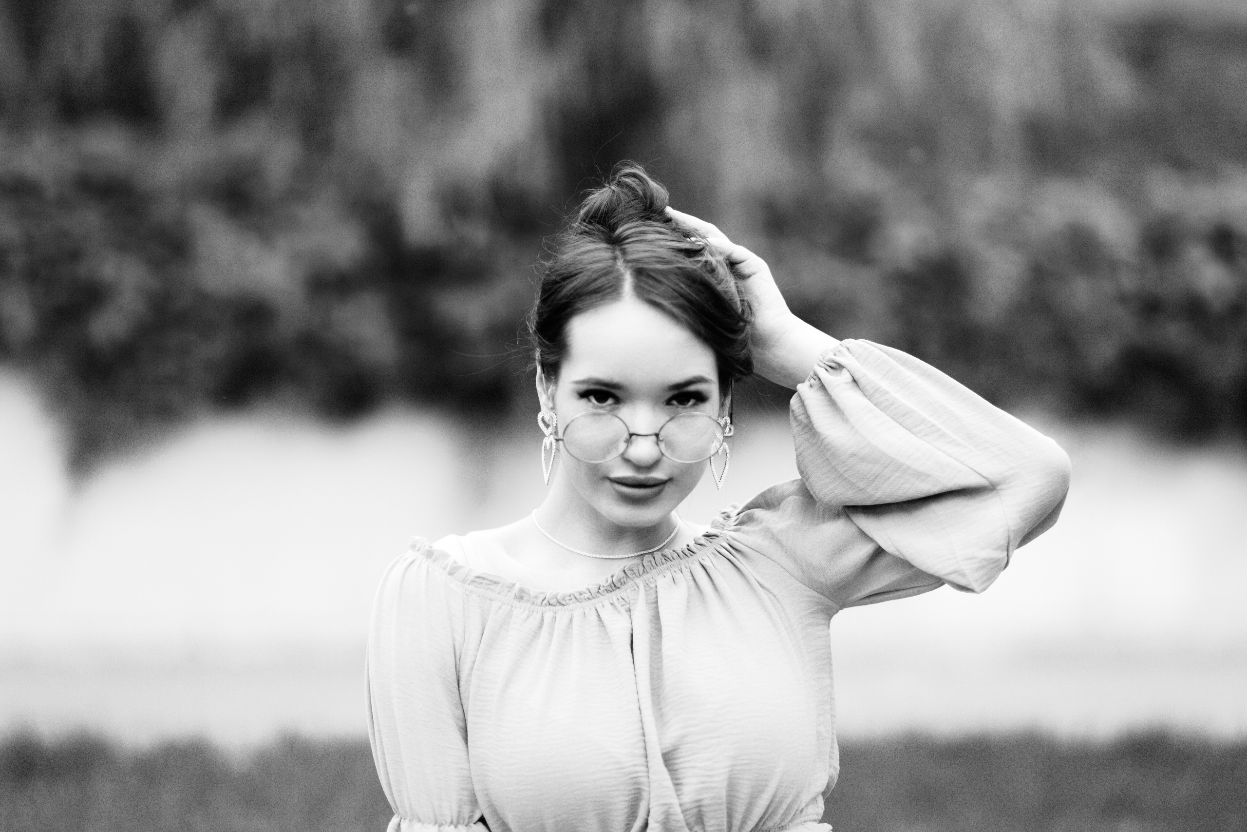 Молодая темноволосая модель Маша на улице в центре Москвы в черном платье или джинсах.