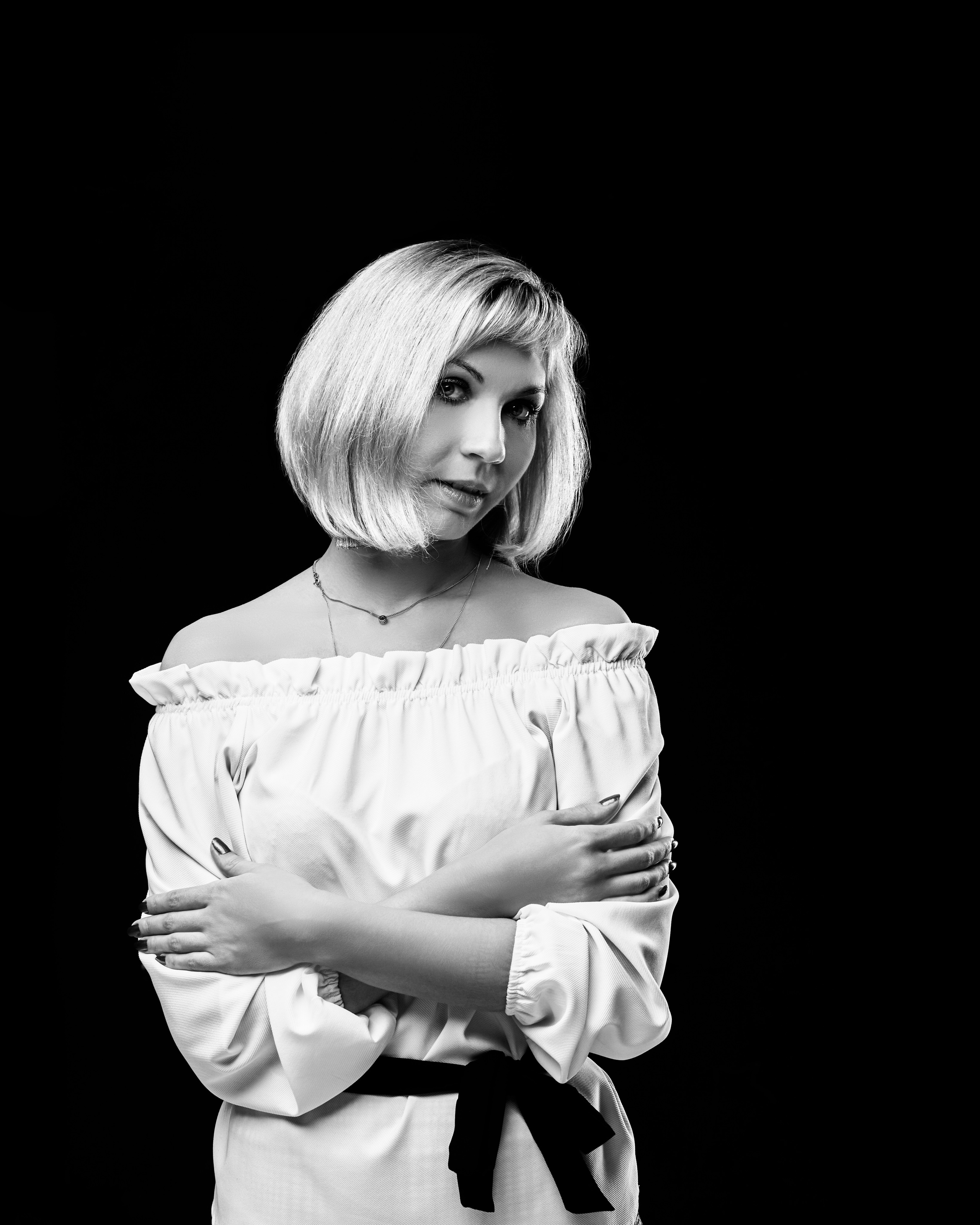 Анастасия в соблазнительном платье на студийном фоне