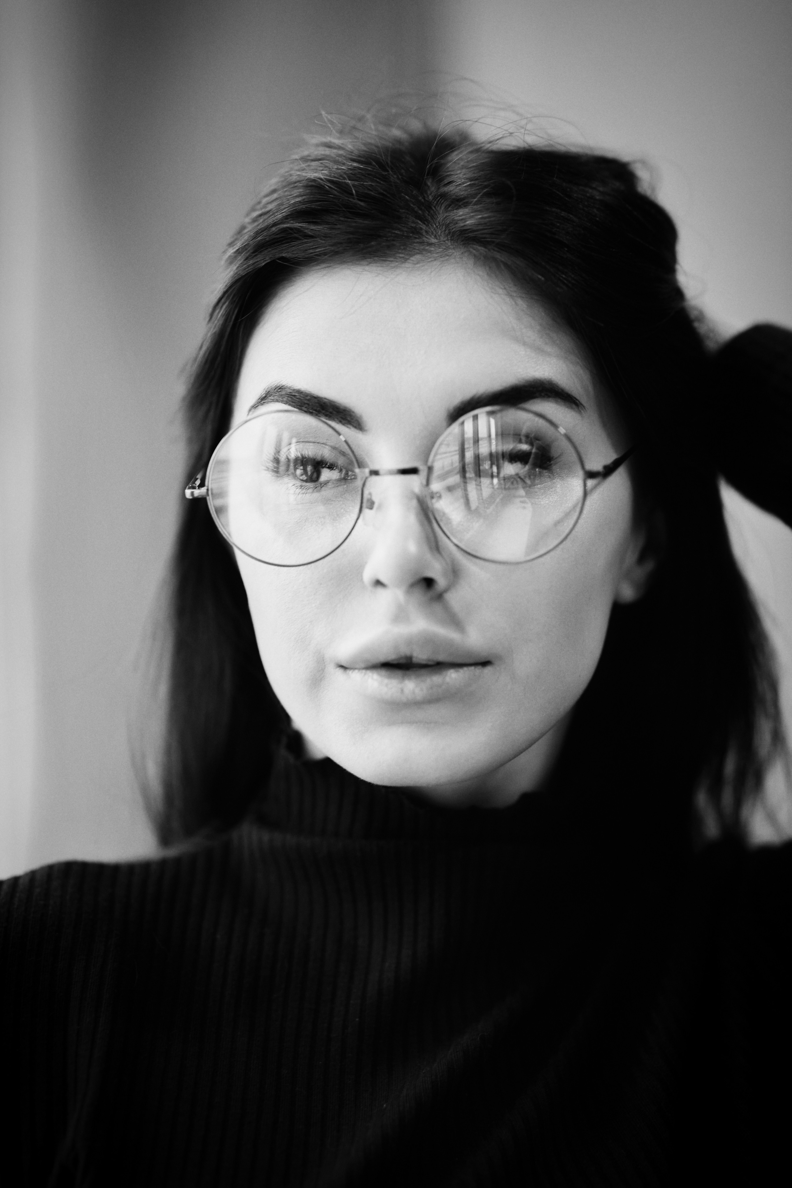 Карина в студии на светлом фоне в платье и босоножках, женственный и легкий образ