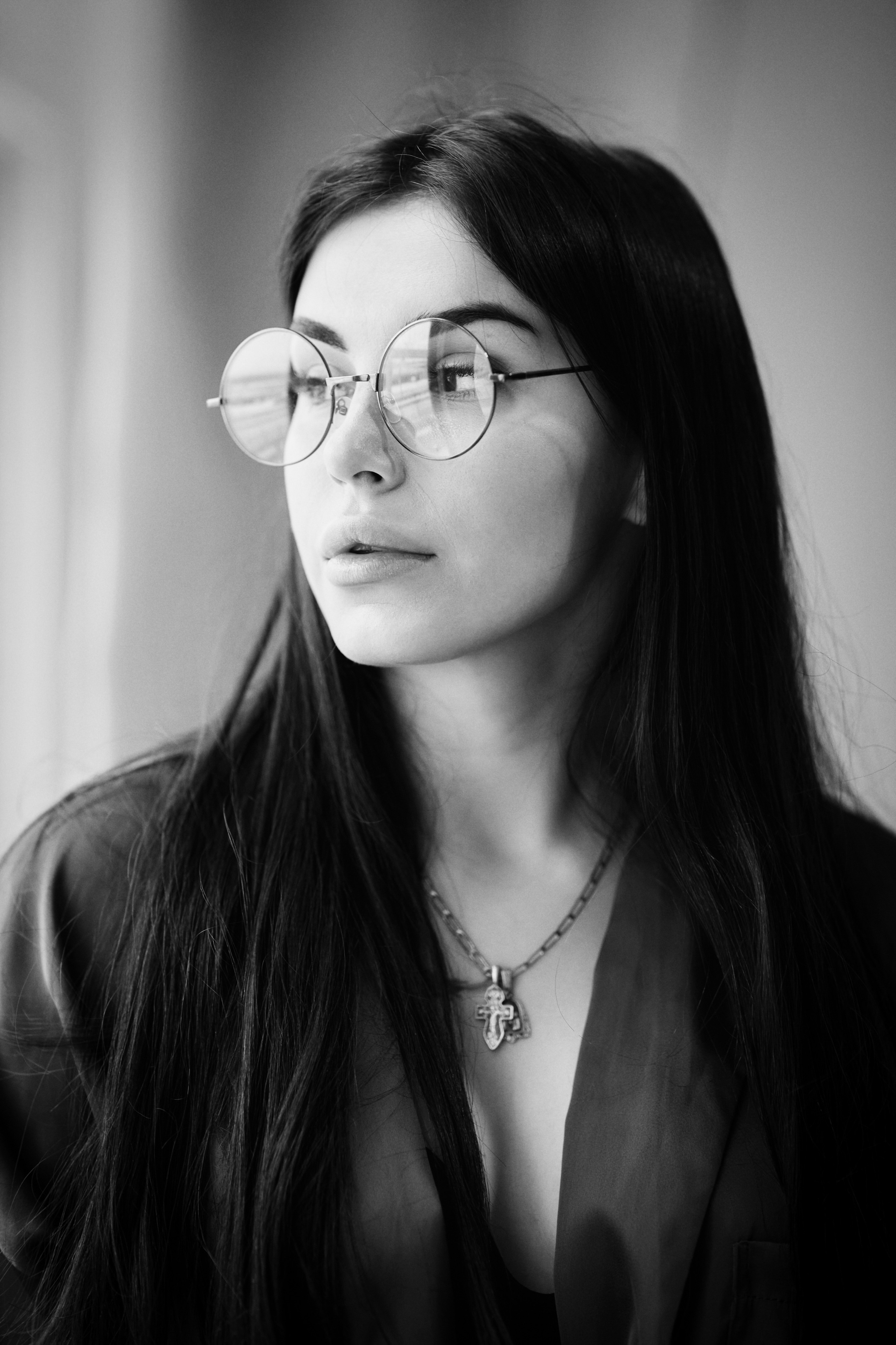 Карина на светлом фоне: смелая, элегантная и стильная, в платье, рубашке или костюме