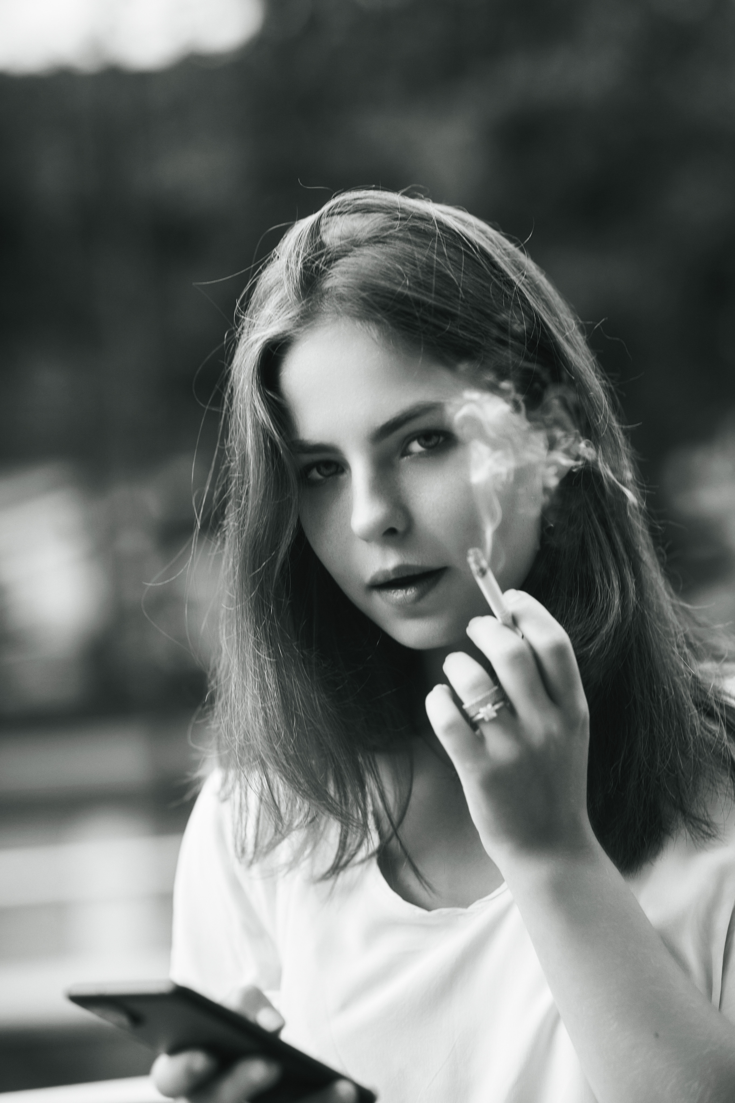 Дарья на улице города с темными волосами и в широких брюках