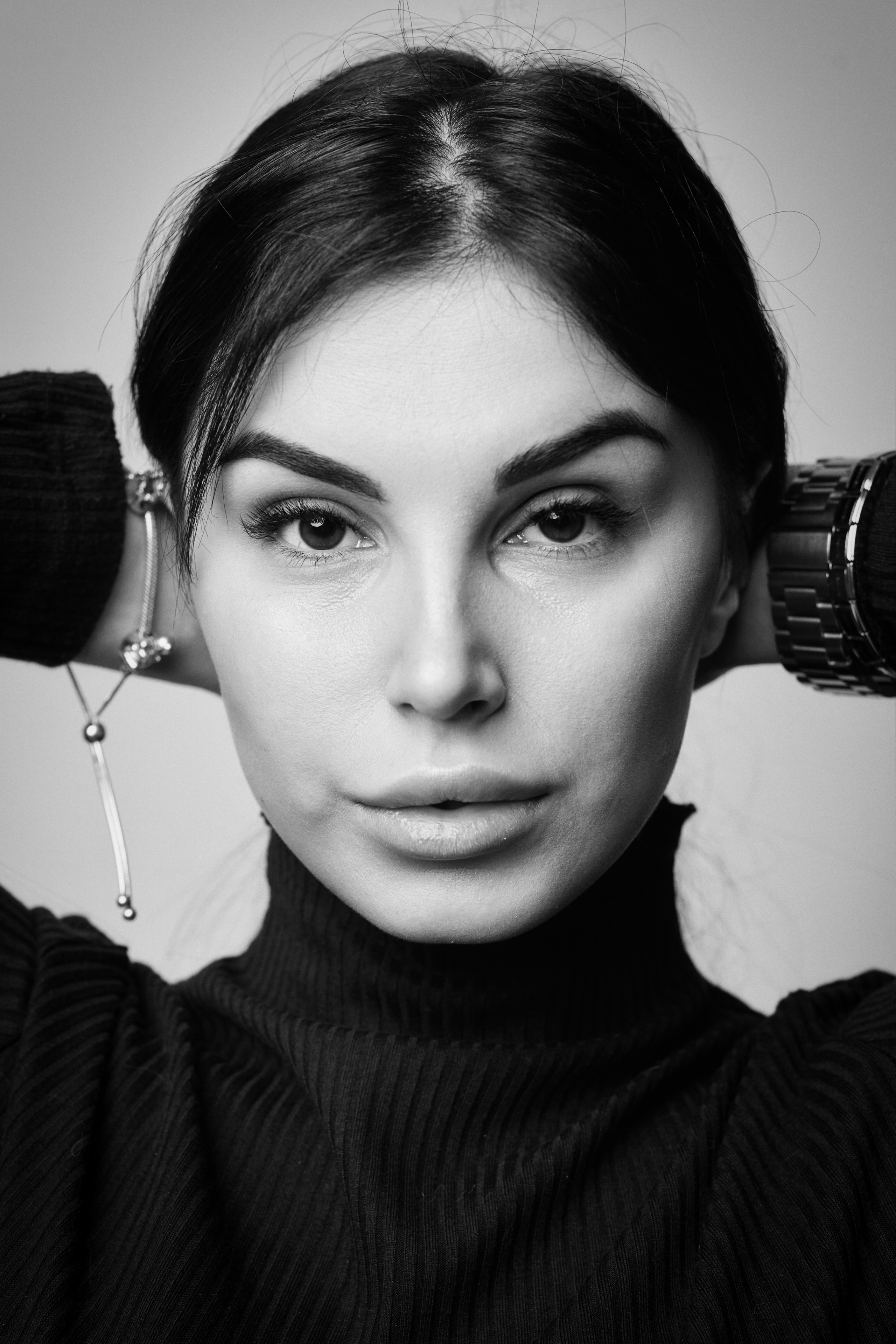 Модель Карина в студии на светлом фоне в платье и кедах, легкий и непринужденный образ