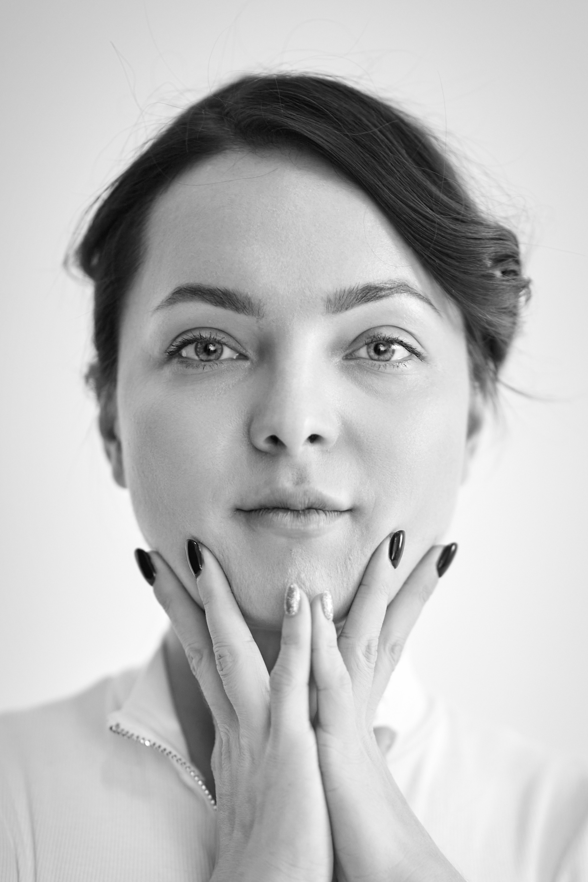 Темноволосая красавица Татьяна в светлом наряде на фоне студии.