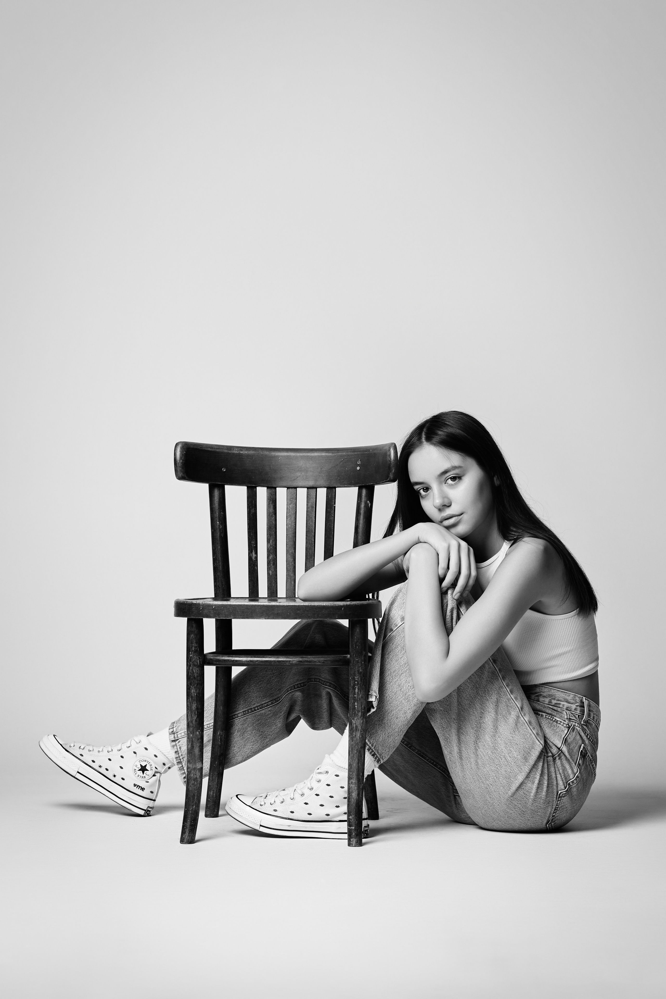 Модель Амина в светлом платье на светлом фоне взглядом завораживает