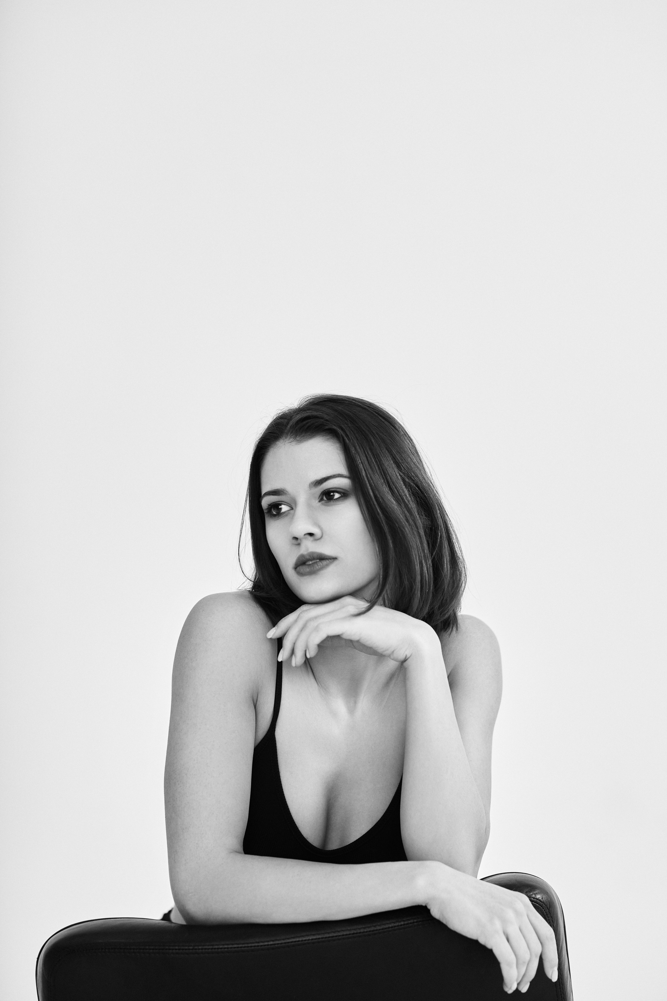 Темноволосая Софья Мисс Тула — 2020 в костюме на темном фоне в студии.