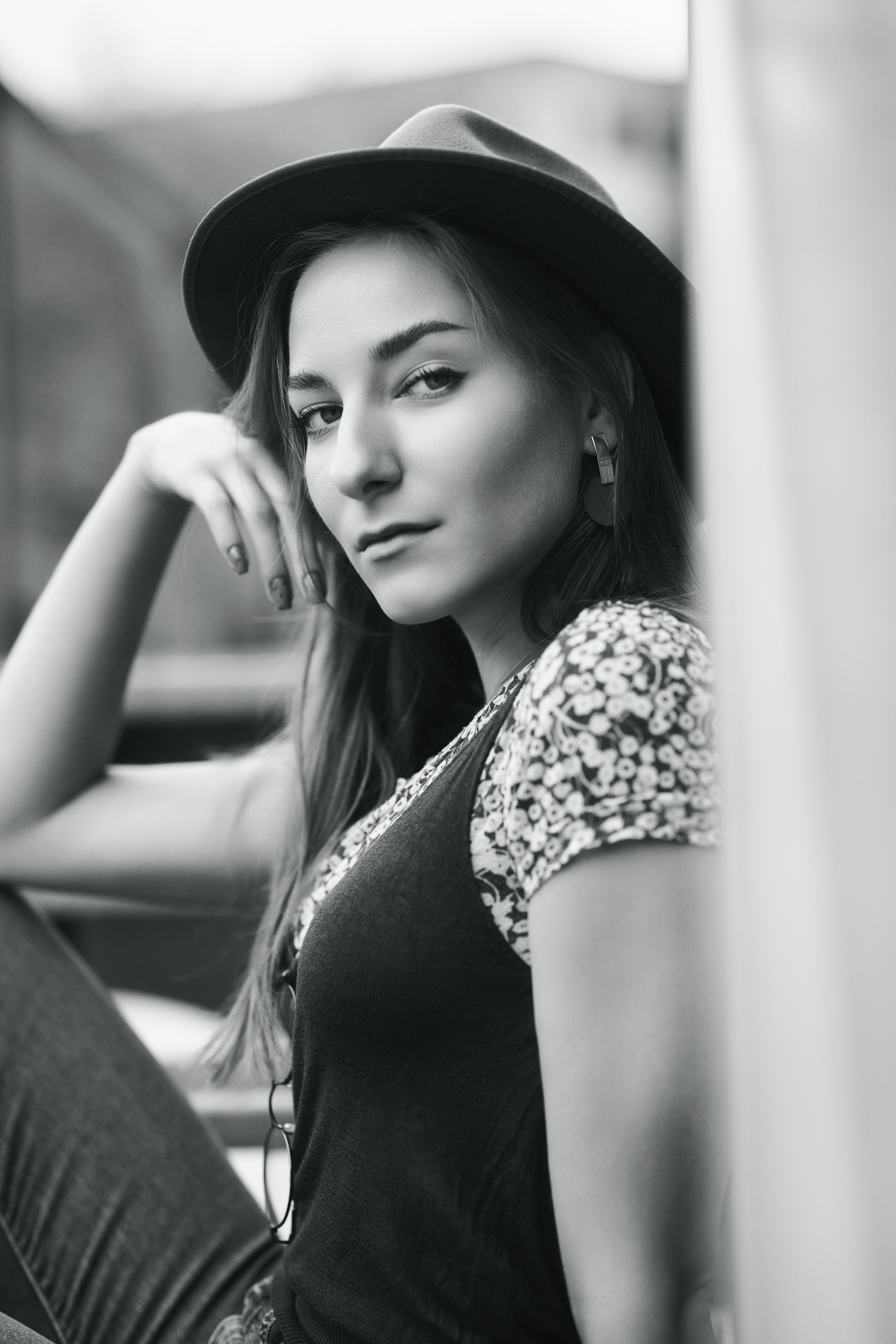 Снимок темноволосой модели Любови на улице в городе в элегантном платье или джинсах