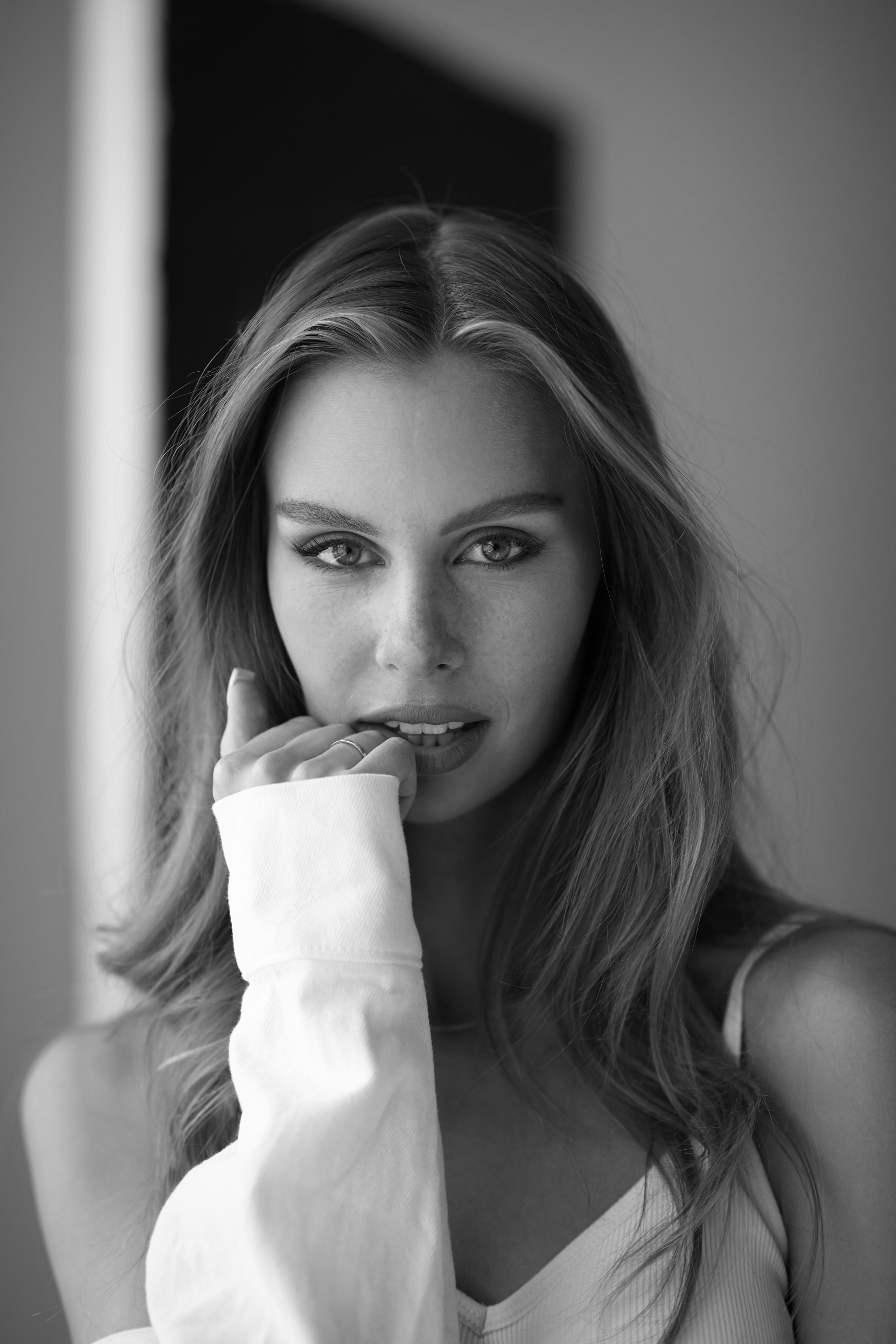 Девушка с очками на светлом фоне фотостудии.