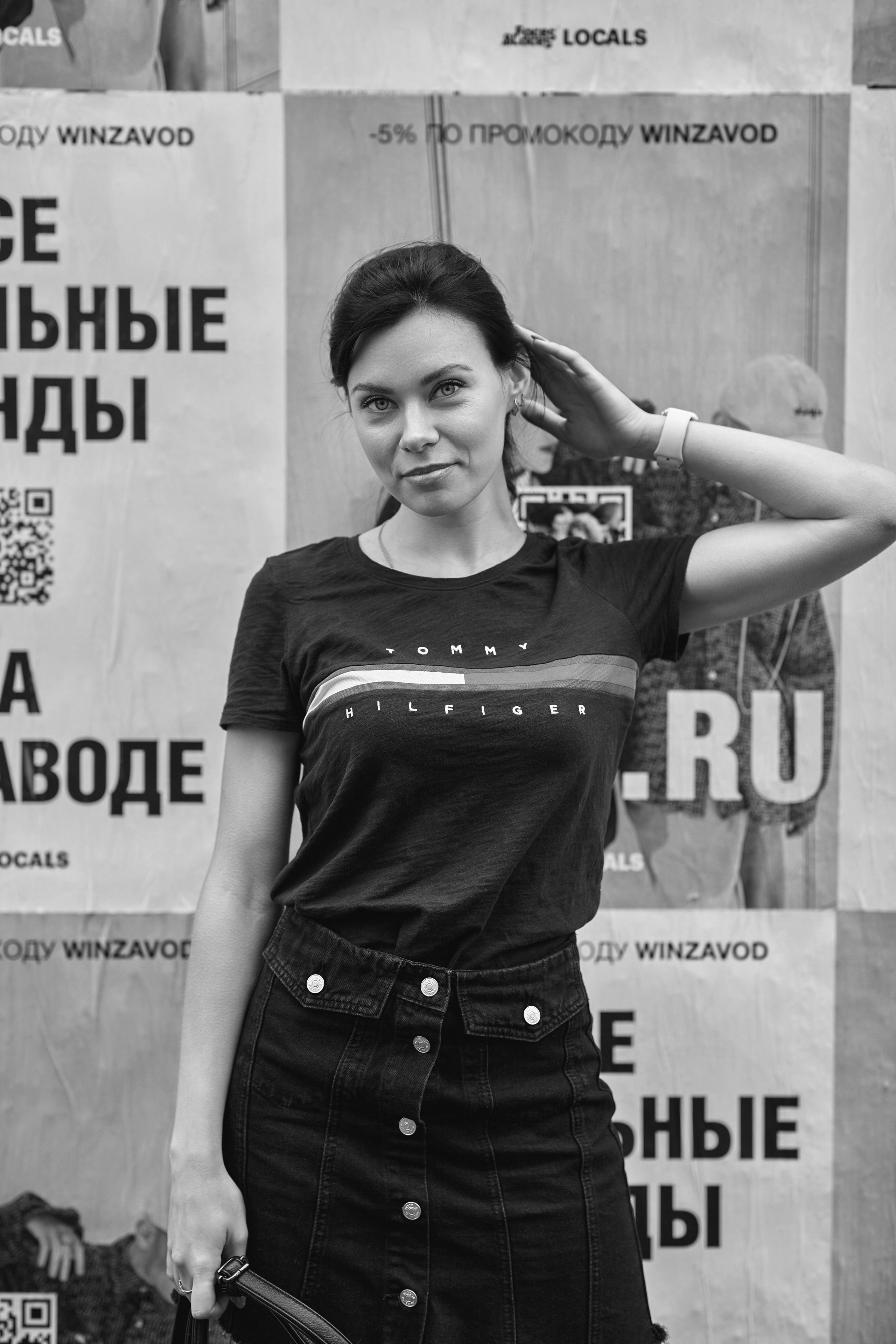 Фотограф в Москве делает портретные снимки на улице в городской среде.