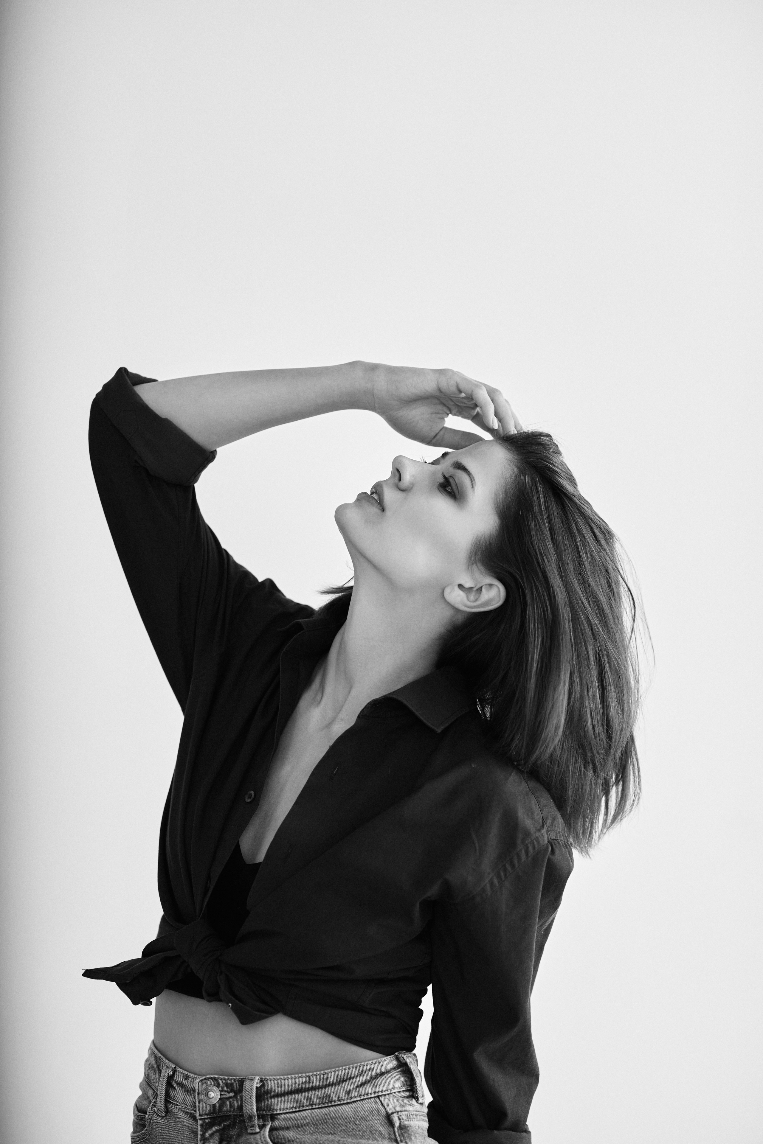 Фото темноволосой красотки Софьи Мисс Тула — 2020 на светлом фоне в костюме или рубашке.