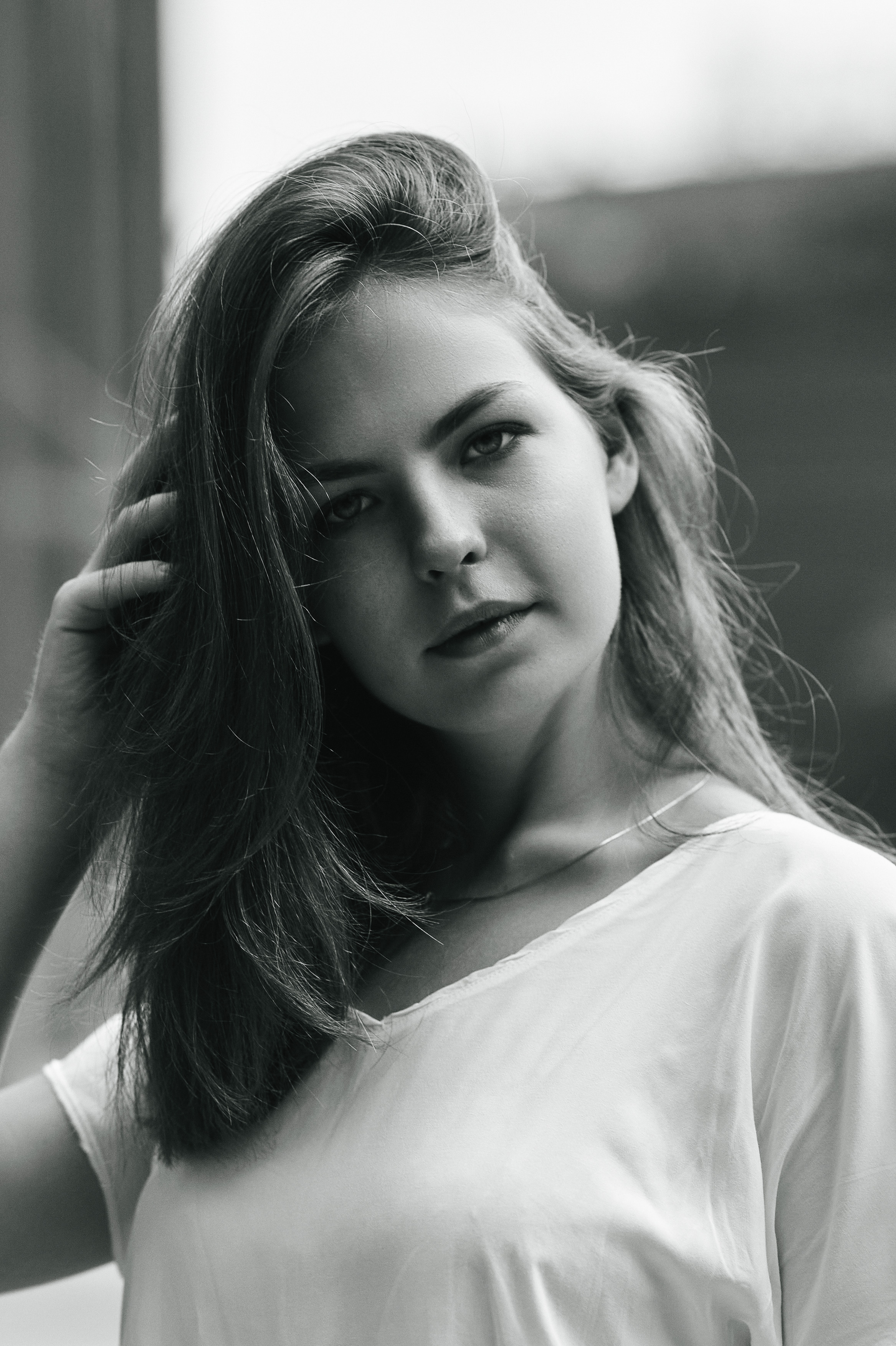 Темноволосая модель Дарья в широких брюках на московской улице