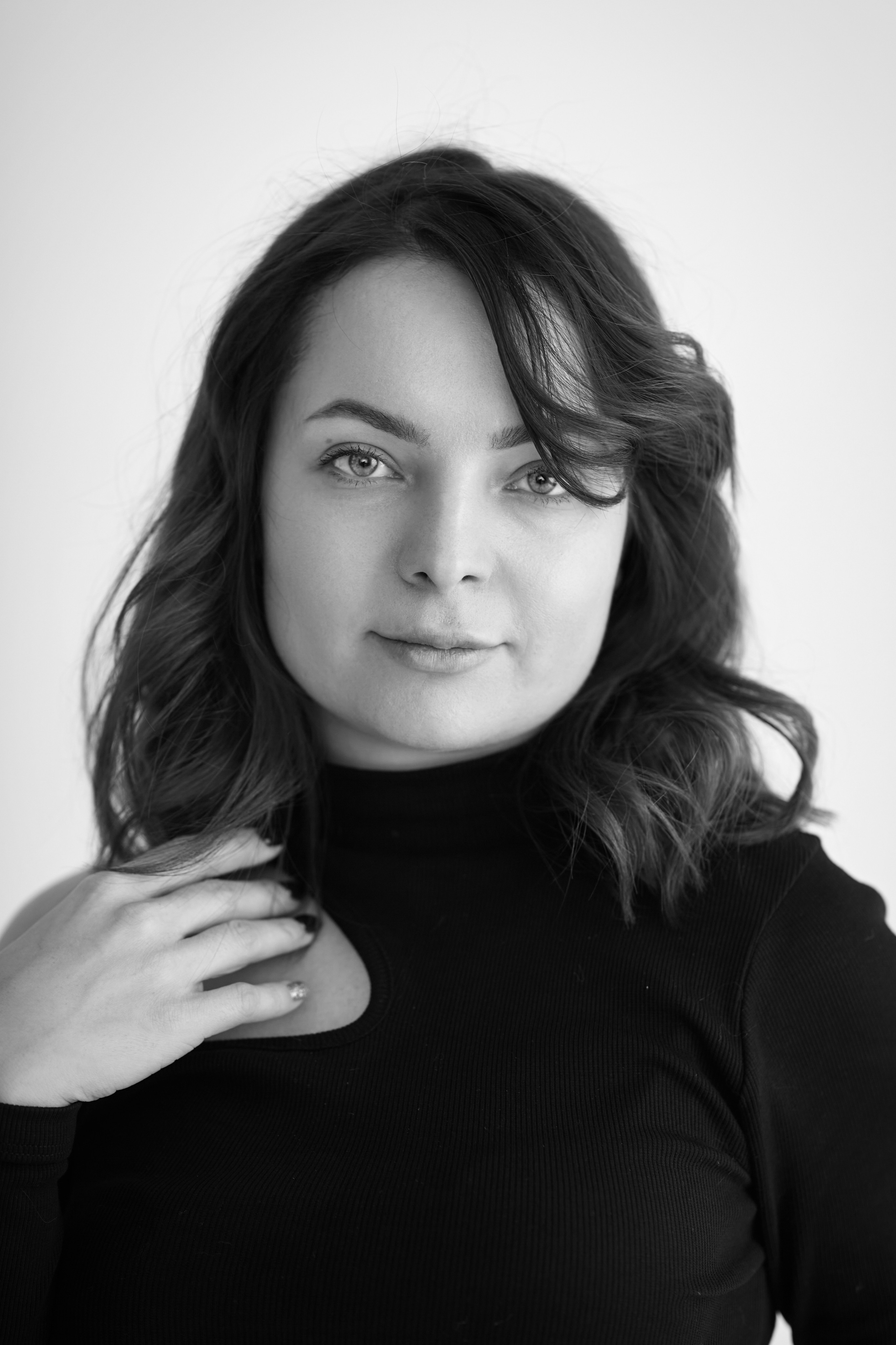 В топике стоит темноволосая модель Татьяна на светлом фоне в студии.