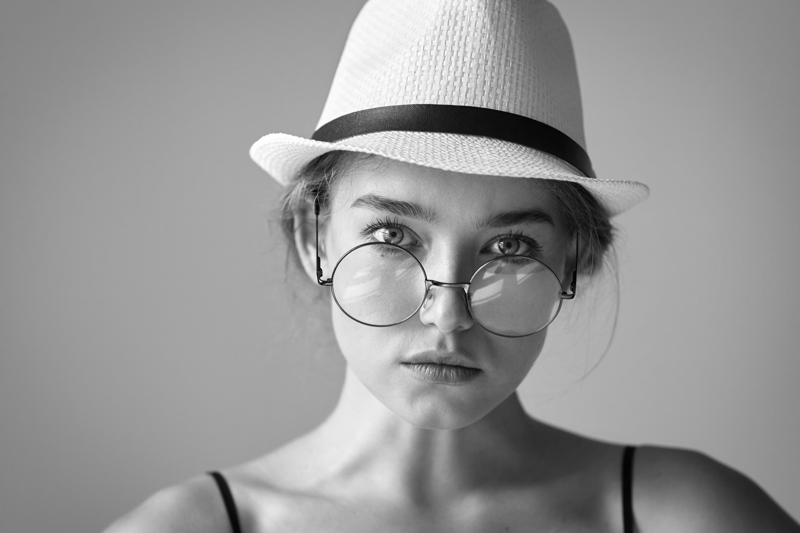 Алиса в рубашке на светлом фоне в красивой прическе с аккуратным пучком.