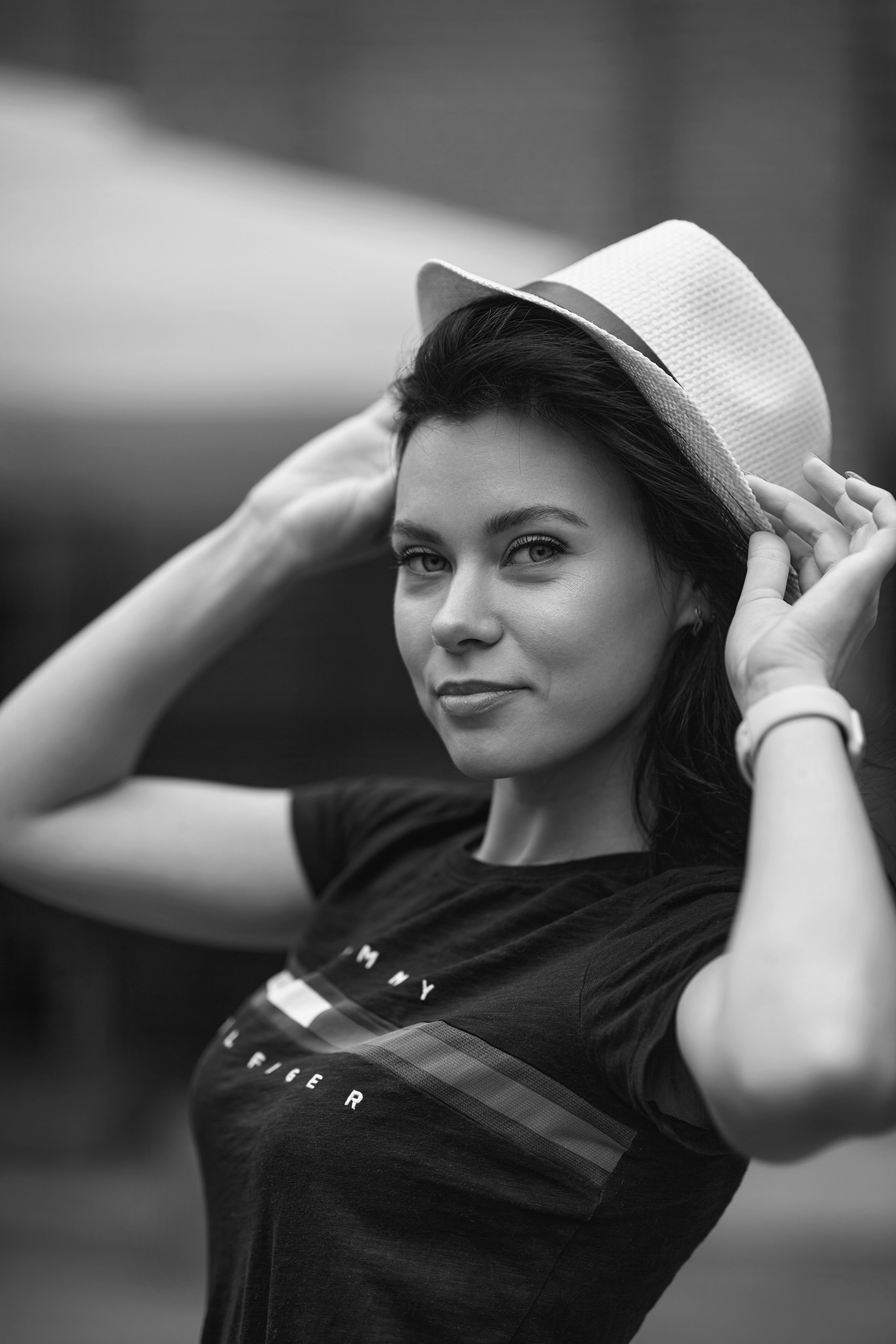 Уличный фотограф из Москвы проводит портретную фотосессию на улице.