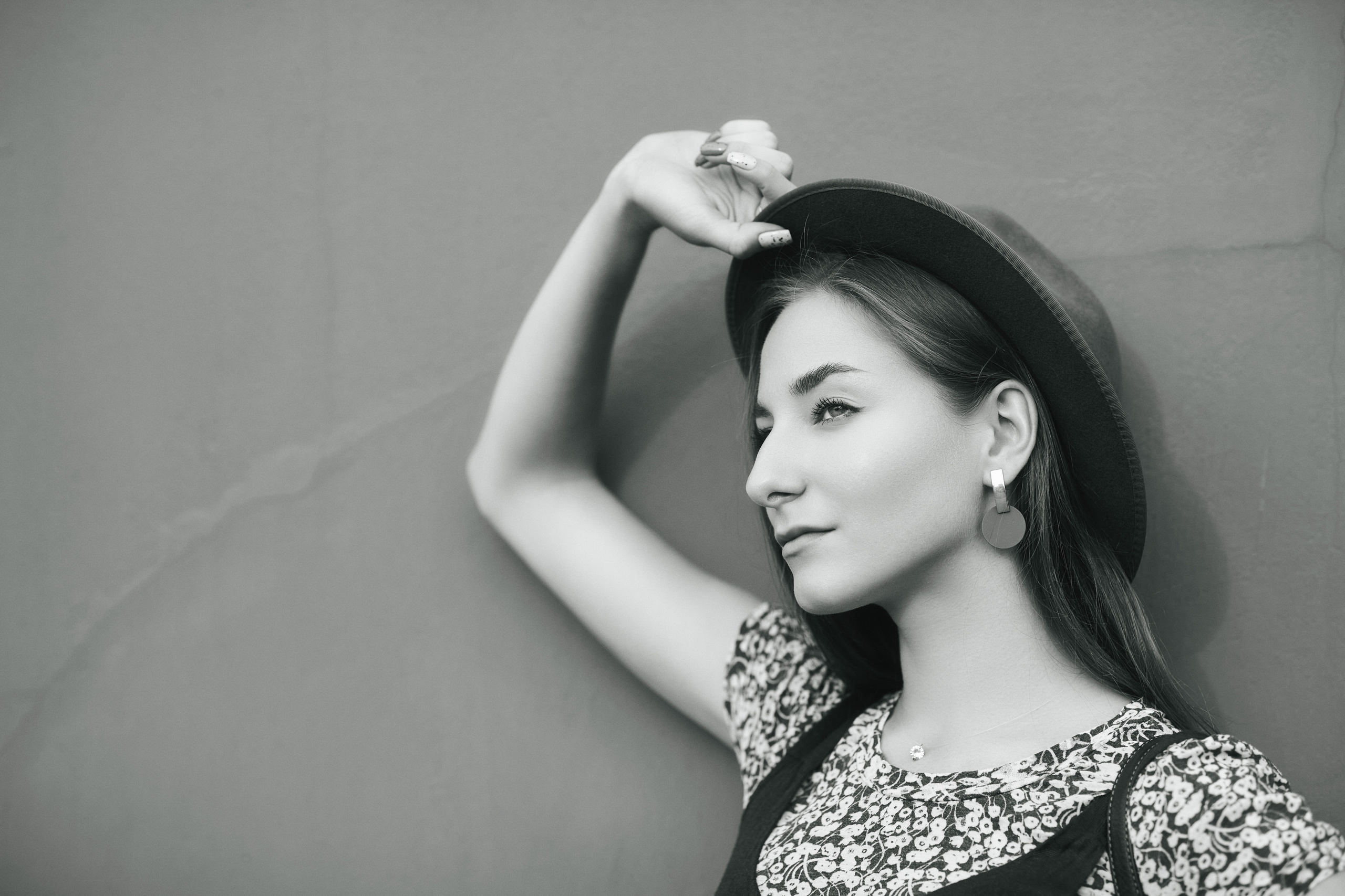 Любовь, модель с темными волосами, на фоне городского пейзажа в платье или джинсах.