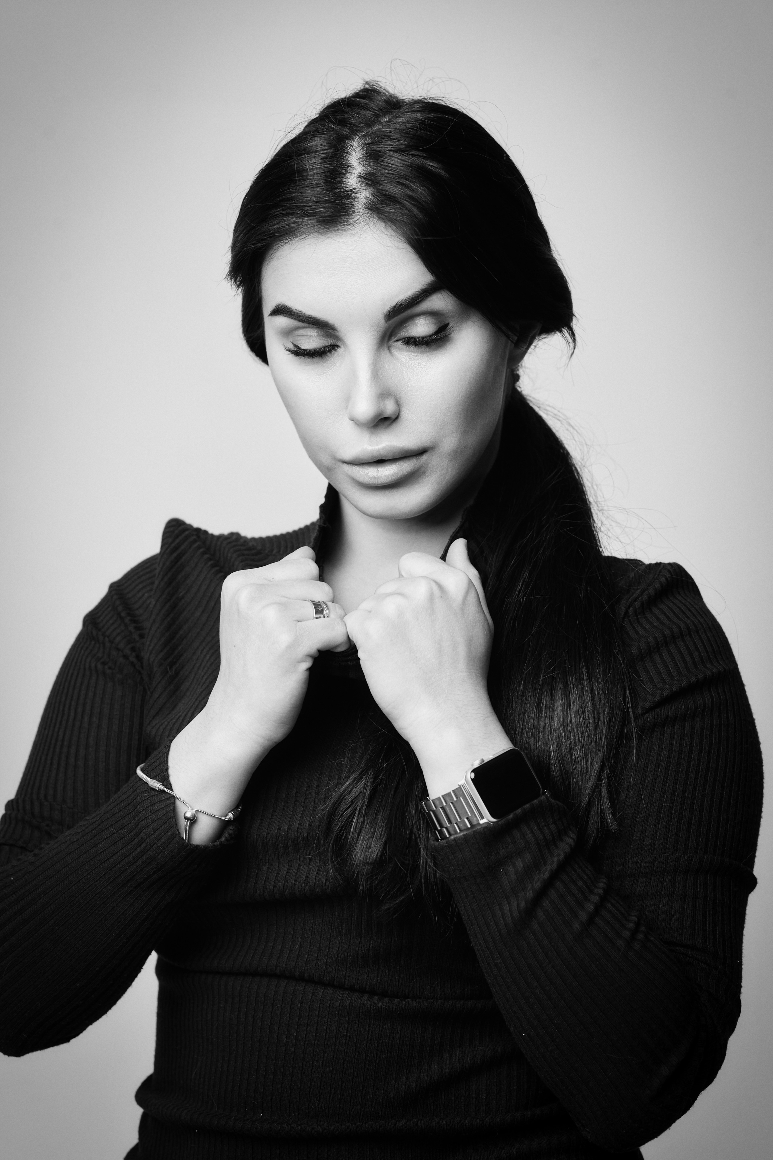 Модель Карина на светлом фоне: красивая и изящная, в платье, рубашке или костюме