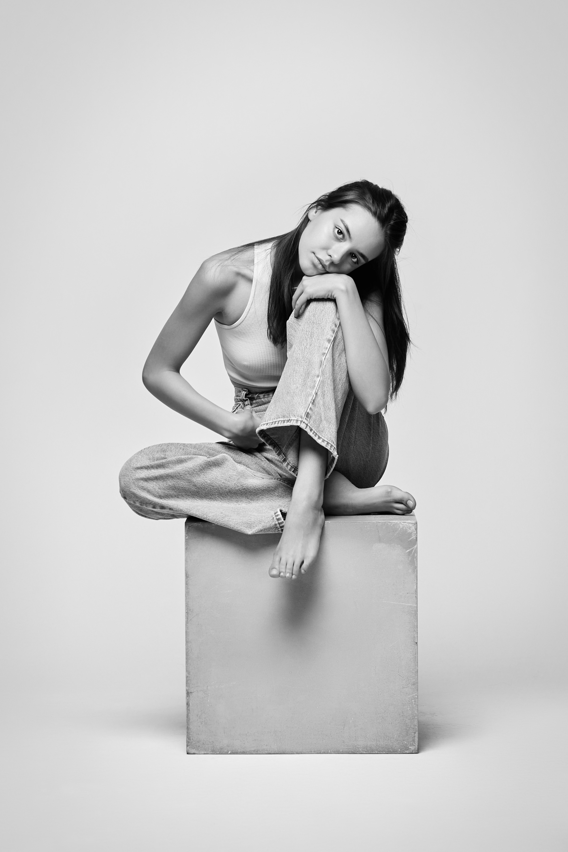 В топике на светлом фоне темноволосая модель Амина выглядит свежо и сексуально.