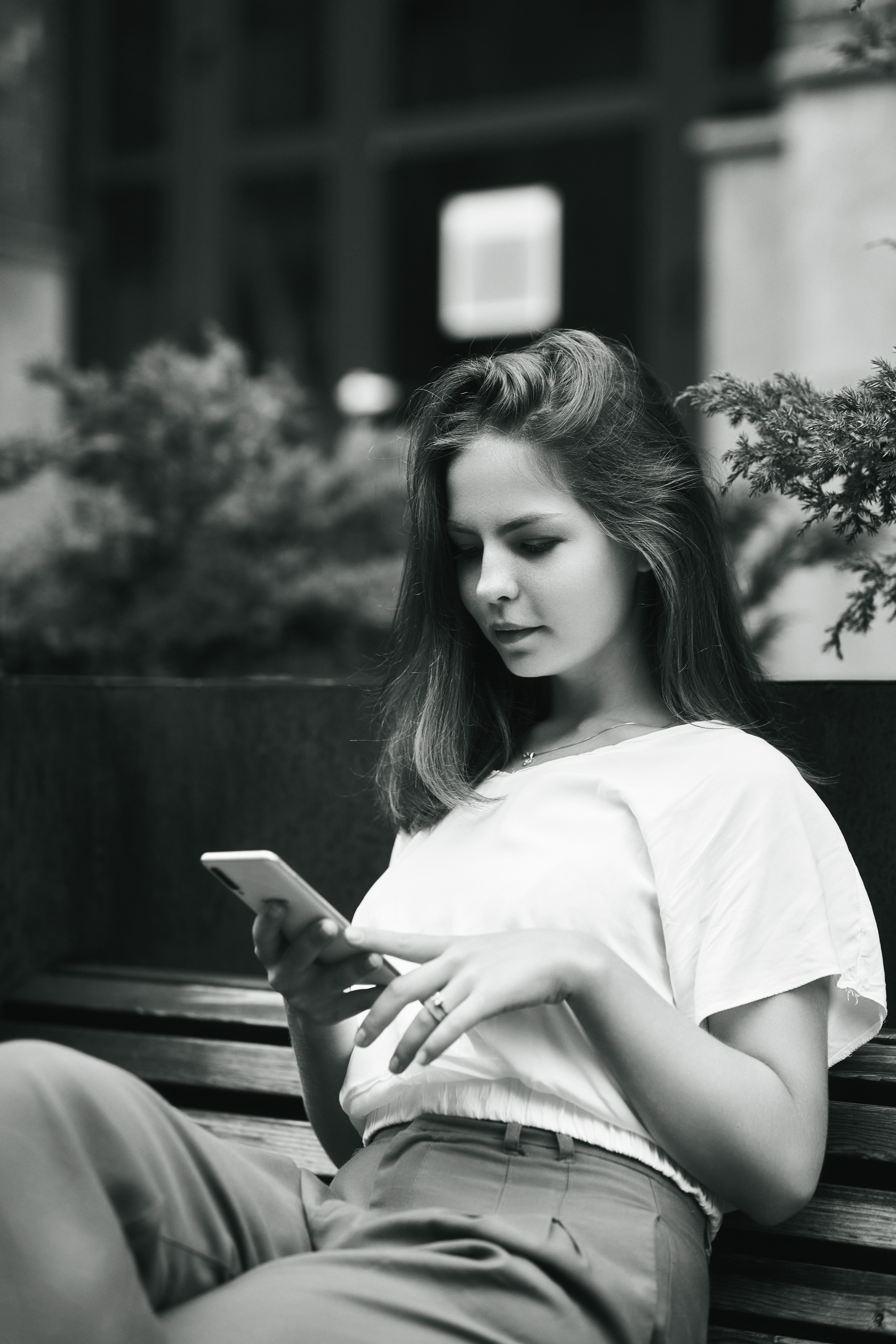 Дарья на фоне города в светлой кофте и удобных широких брюках.